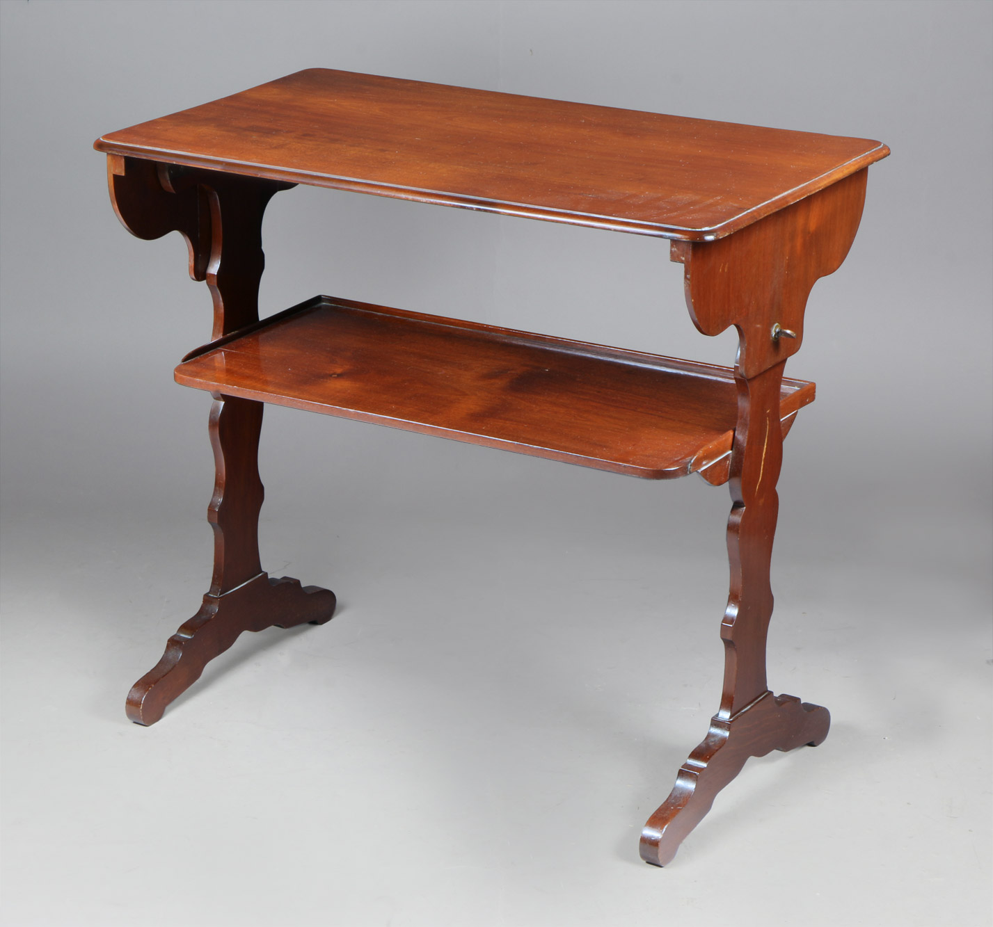 MESA AUXILIAR PLEGABLE DE CAOBA PARA CENTRO. MESA AUXILIAR PLEGABLE DE CAOBA PARA CENTRO.