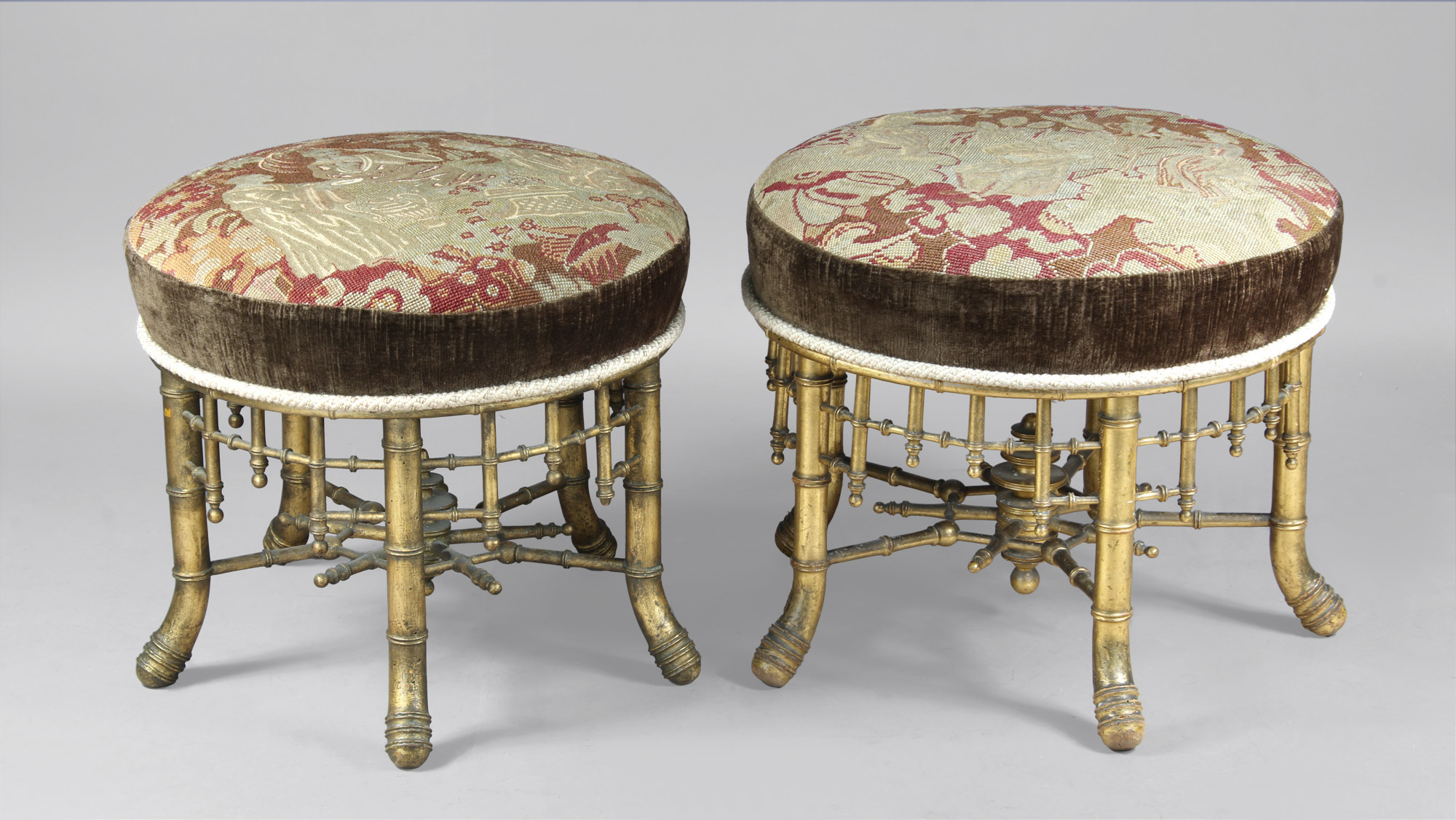 TRES ANTIGUAS BANQUETAS INGLESAS VICTORIANAS, TRES ANTIGUAS BANQUETAS INGLESAS VICTORIANAS,