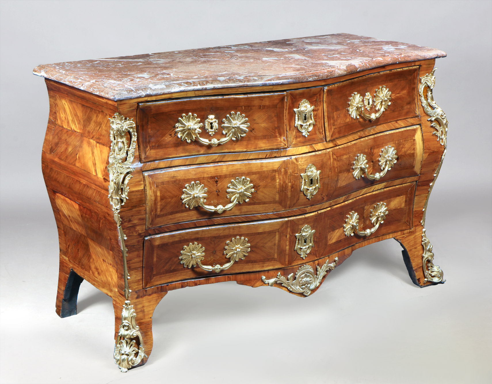 ANTIGUA COMODA 'EN TOMBEAU' FRANCESA DE EPOCA REGENCE. ANTIGUA COMODA 'EN TOMBEAU' FRANCESA DE EPOCA REGENCE.