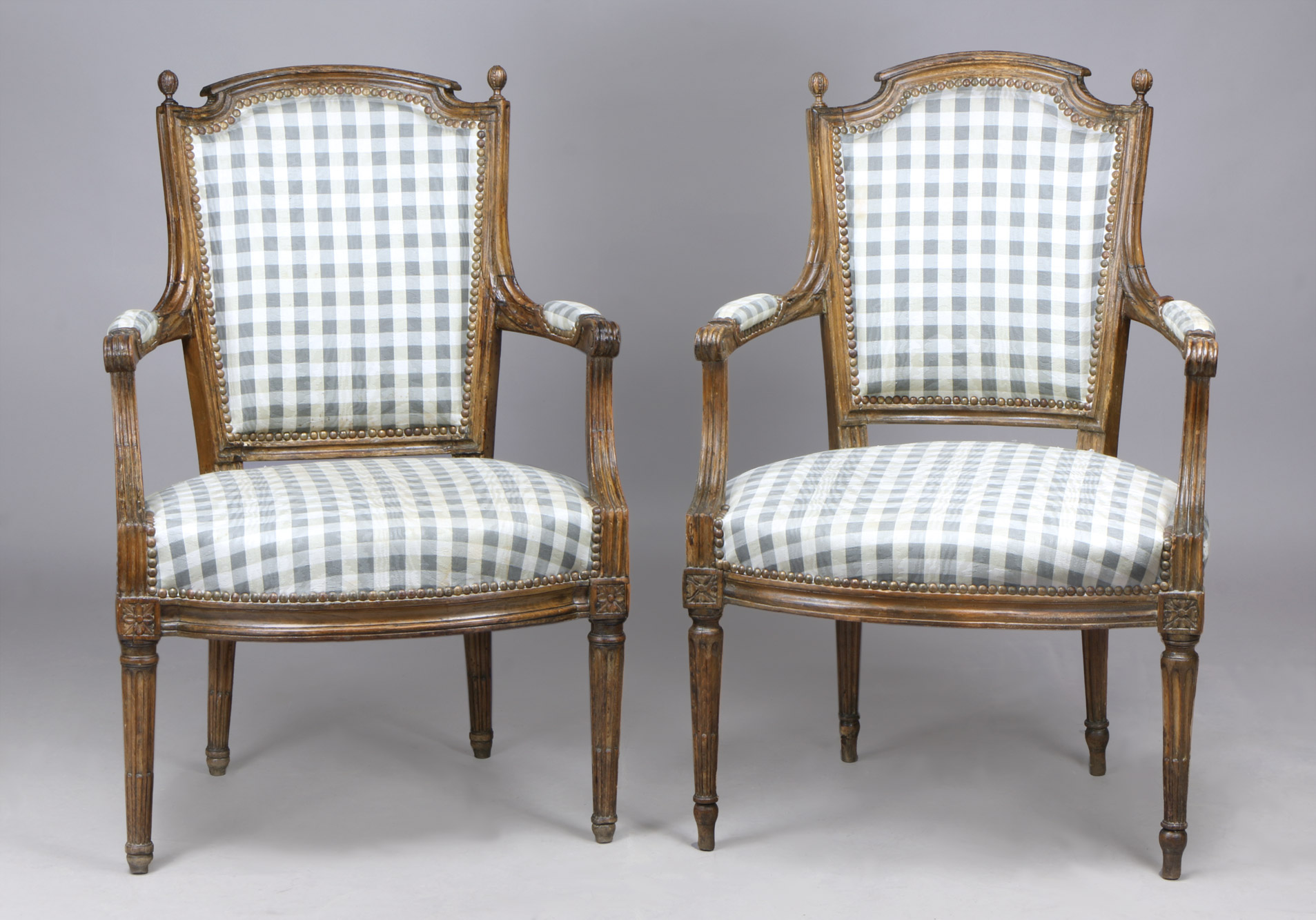  PAR DE ANTIGUOS SILLONES FRANCESES DE EPOCA LUIS XVI.