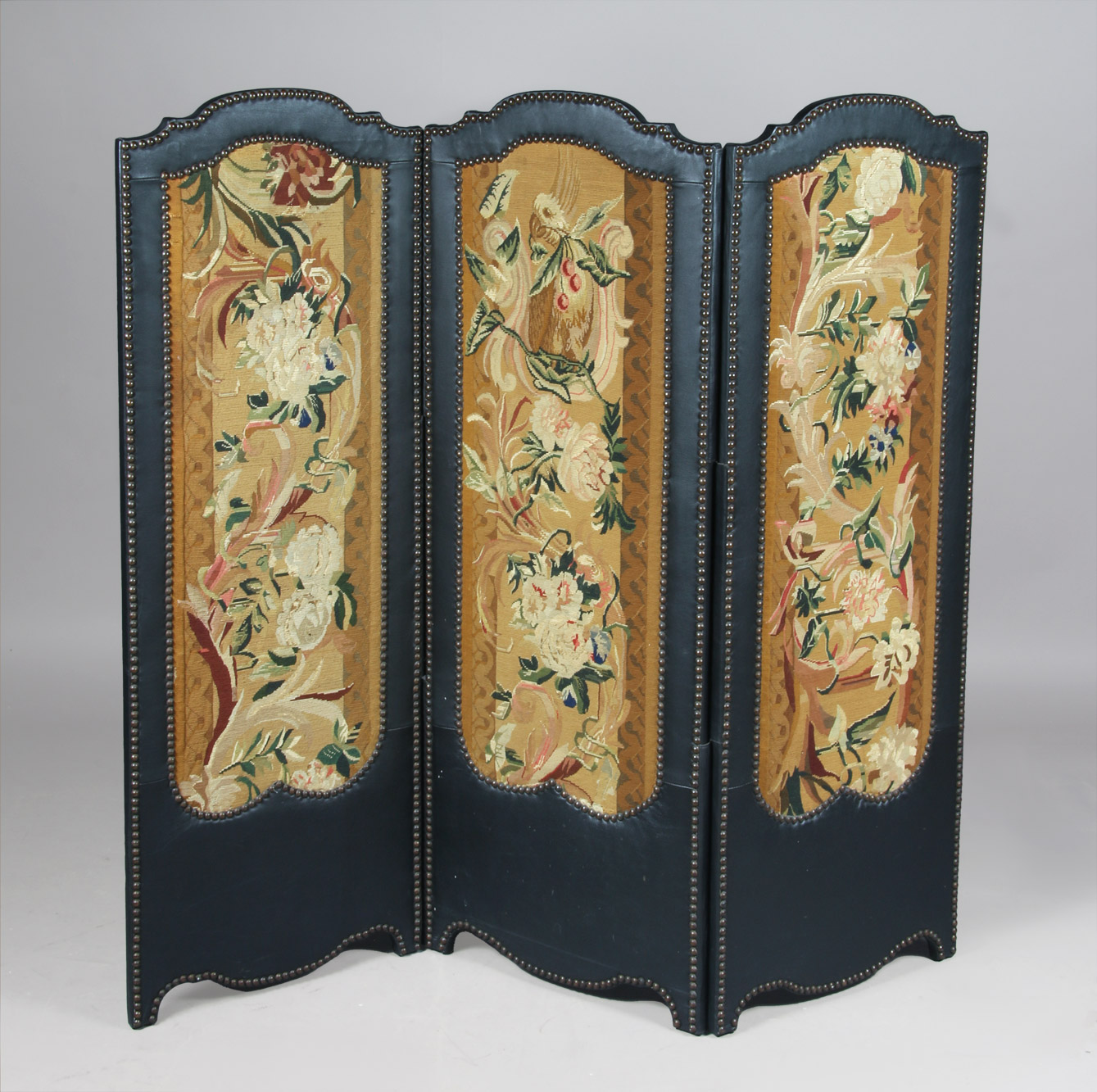 PEQUEÑO BIOMBO FORMADO POR TRES HOJAS. PEQUEÑO BIOMBO FORMADO POR TRES HOJAS.