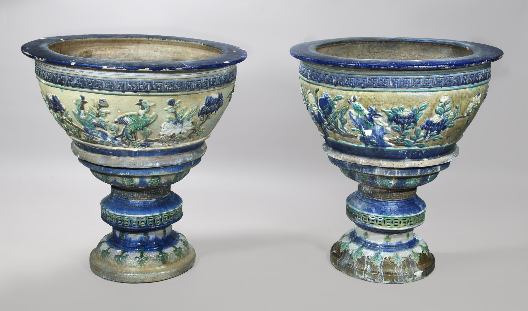  PAR DE ANTIGUOS MACETEROS CHINOS DE ALFARERIA ESMALTADA.