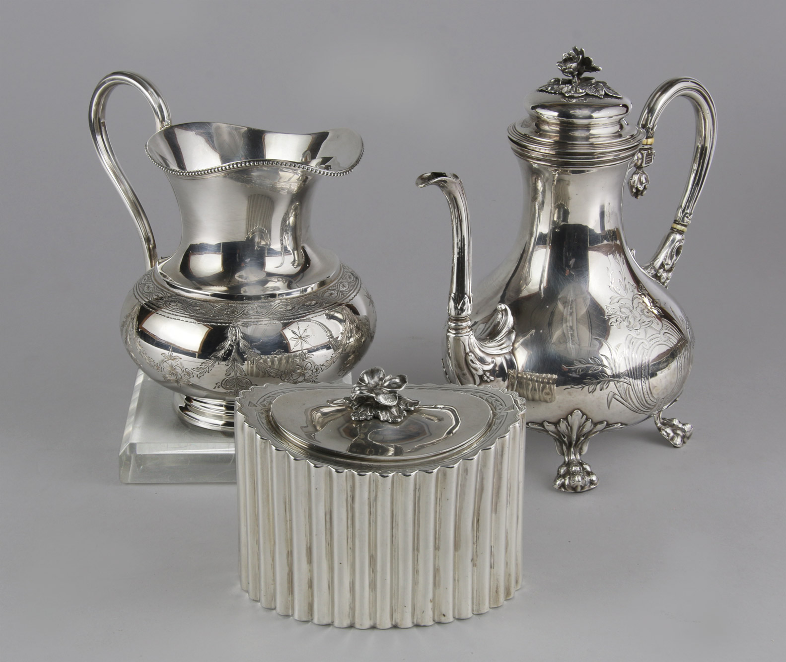 Lotes 603, 604 y 605: 
																		PEQUEÑA JARRA DE PLATA NACIONAL 925 SELLADA. 
																		CAFETERA FRANCESA SELLADA CARDEILHAC CON TAPA. 
																		ANTIGUO TEA CADDY DE PLATA INGLESA SELLADA. 