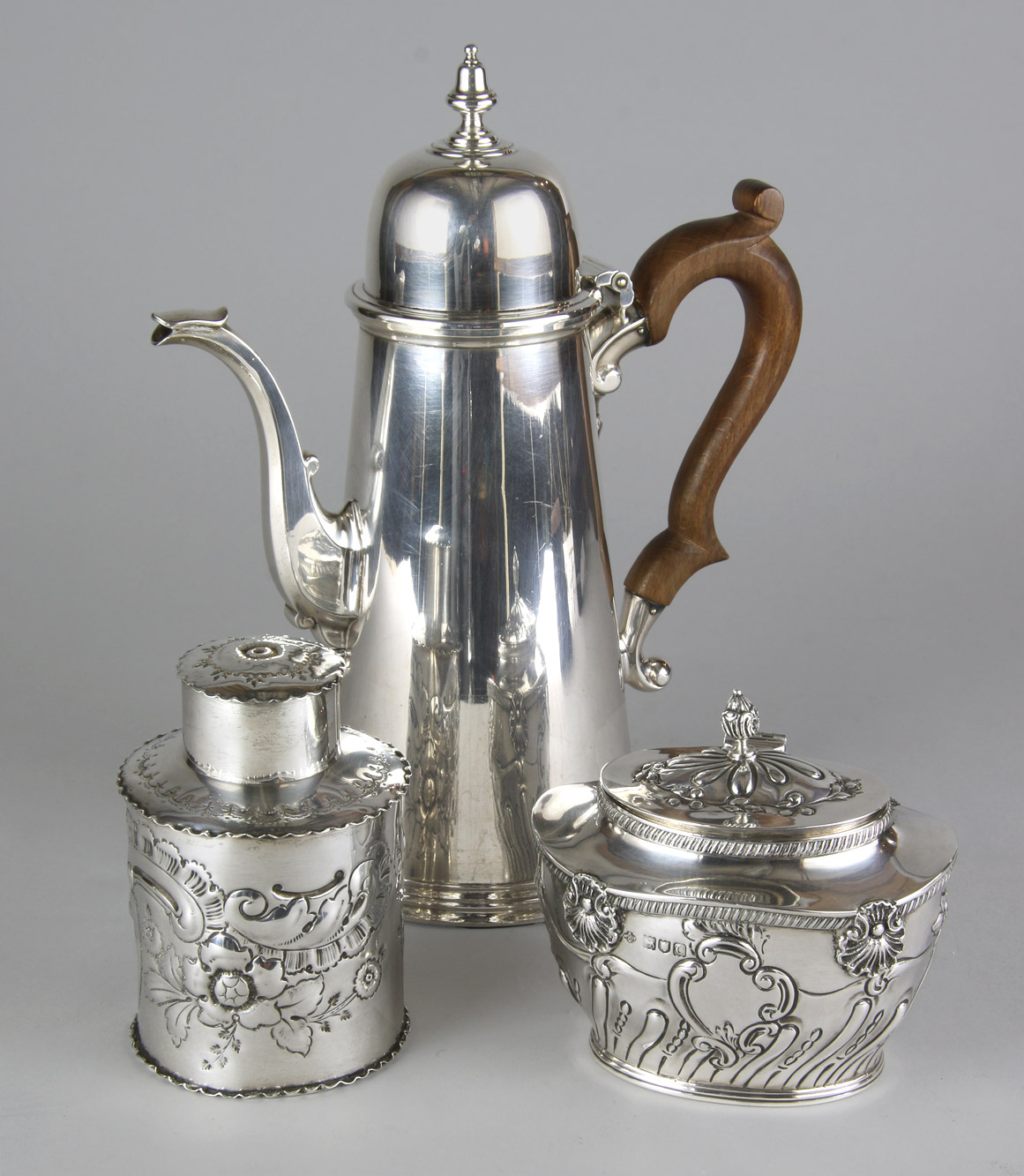 Lotes 607 y 609:
CAFETERA DE PLATA INGLESA SELLADA CON TAPA.
DOS ANTIGUAS PIEZAS DE PLATA INGLESA SELLADA DIFERENTES. Lotes 607 y 609:
CAFETERA DE PLATA INGLESA SELLADA CON TAPA.
DOS ANTIGUAS PIEZAS DE PLATA INGLESA SELLADA DIFERENTES.