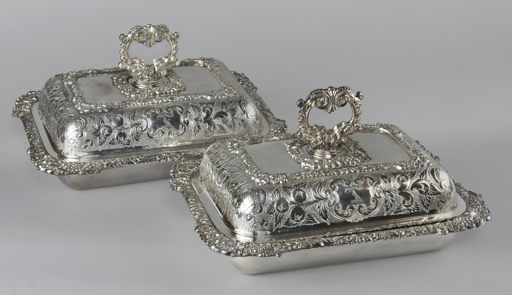 PAR DE ANTIGUAS GUISERAS INGLESAS OLD SHEFFIELD CON TAPA. PAR DE ANTIGUAS GUISERAS INGLESAS OLD SHEFFIELD CON TAPA.