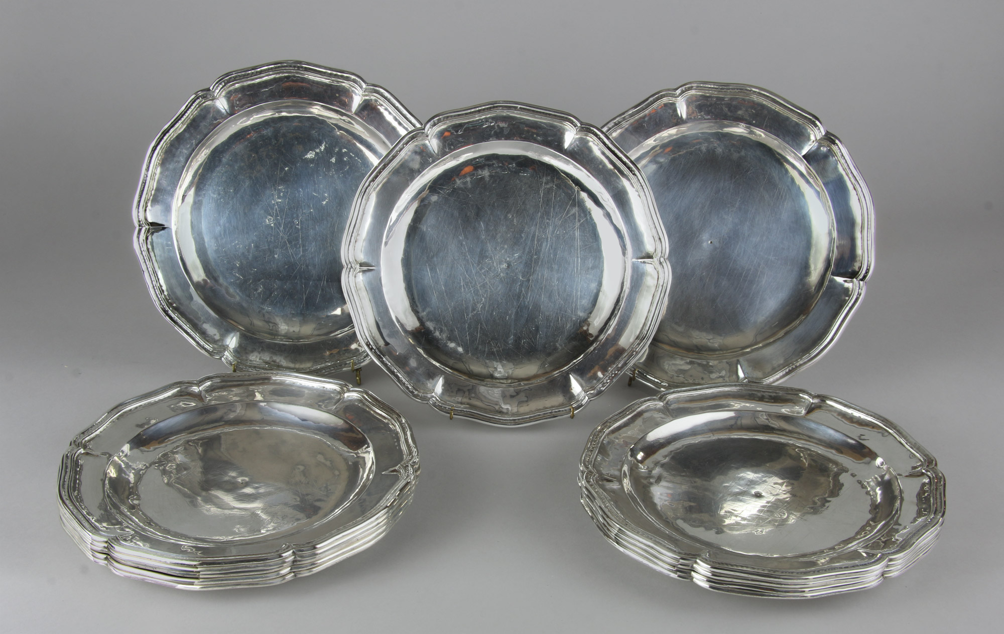 DOCE ANTIGUOS PLATOS DE PLATA BAJA COLONIAL. DOCE ANTIGUOS PLATOS DE PLATA BAJA COLONIAL.