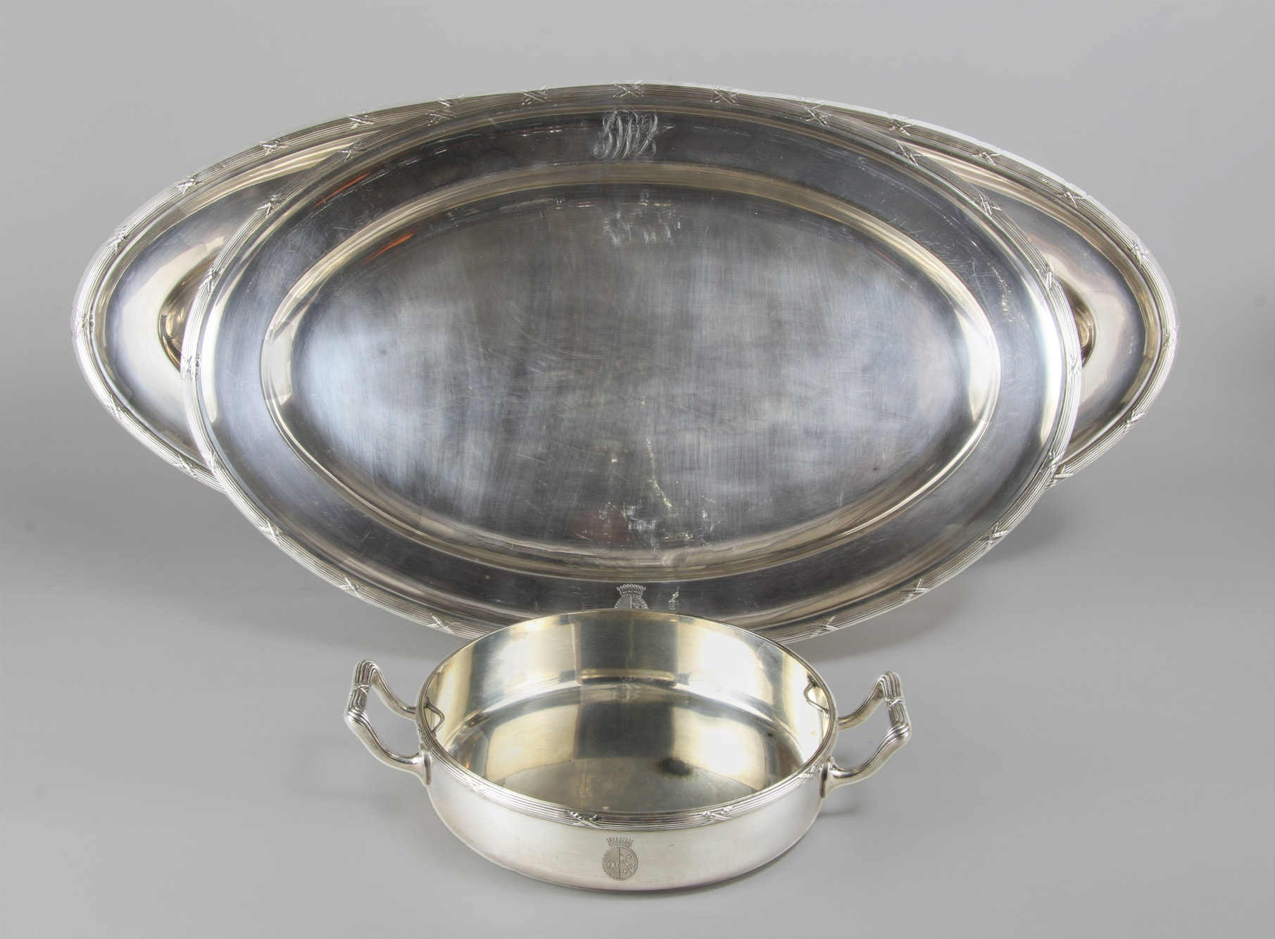  DOS FUENTES Y UNA GUISERA DE PLATA EUROPEA PARA SERVIR. 