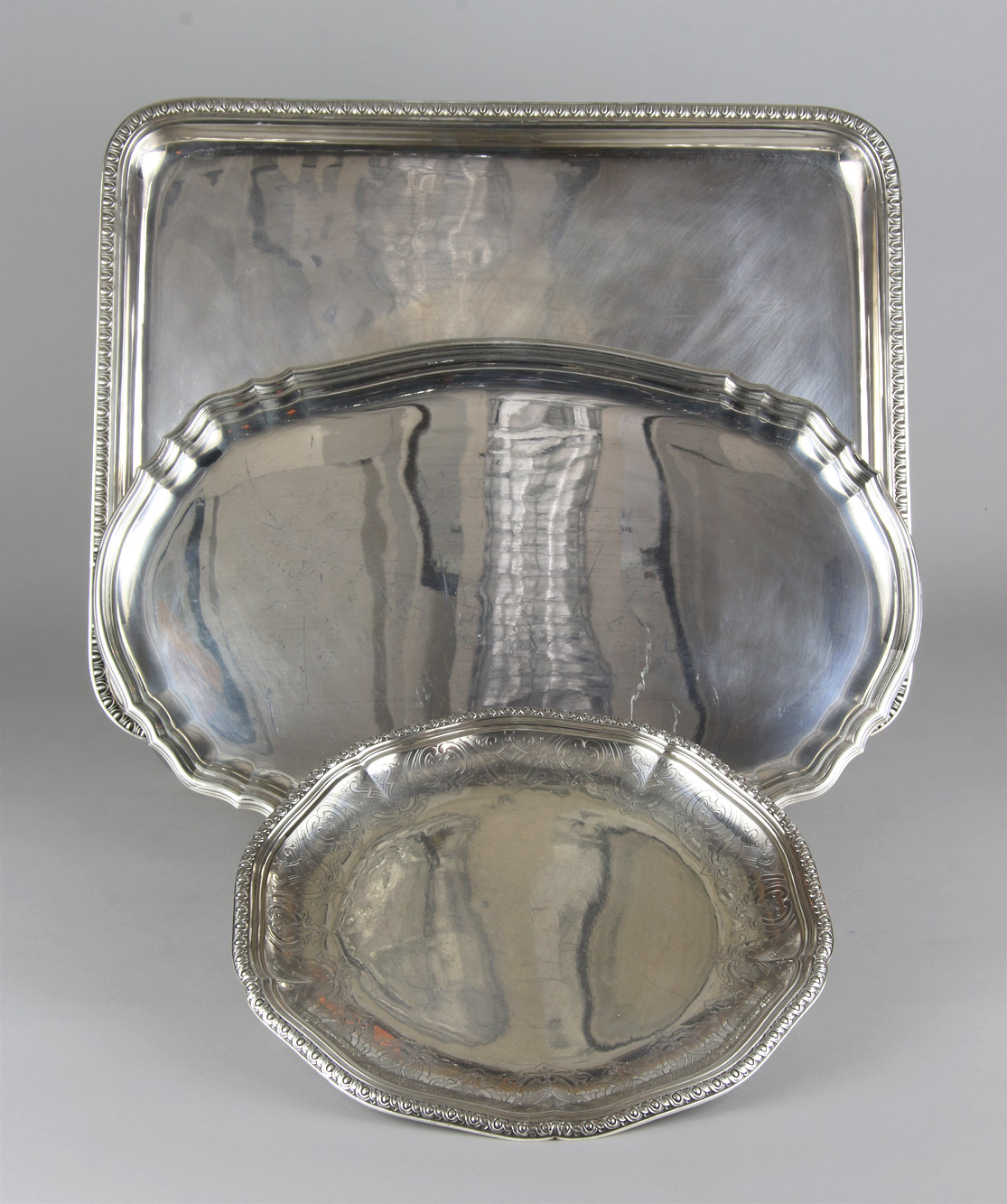 Lotes 529, 530 y 531: 
																		BANDEJA RECTANGULAR DE PLATA FRANCESA SELLADA. 
																		BANDEJA OVAL DE PLATA FRANCESA SELLADA. 
																		PEQUEÑA BANDEJA FRANCESA SELLADA PUIFORCAT. 