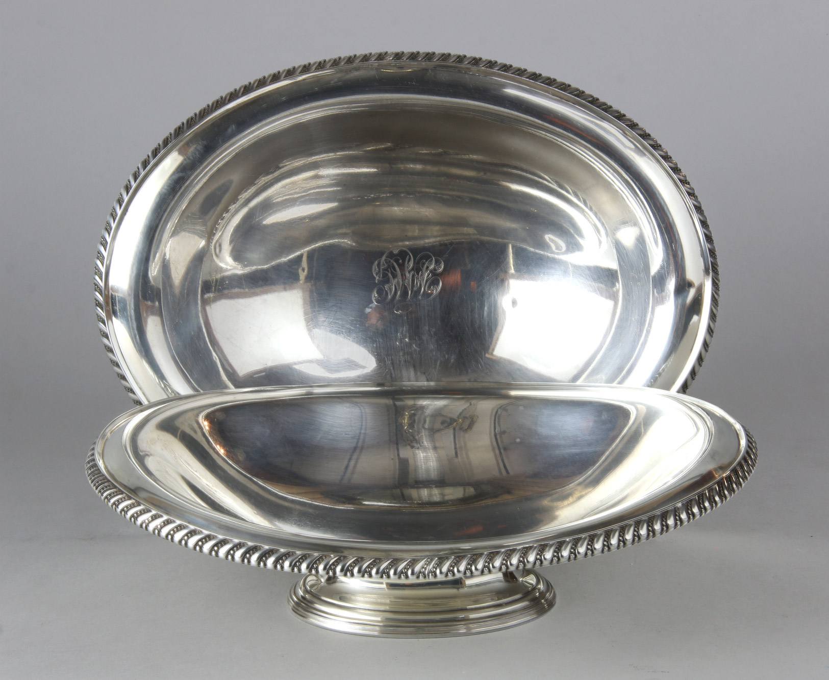 PAR DE CENTROS OVALES DE PLATA INGLESA SELLADA. PAR DE CENTROS OVALES DE PLATA INGLESA SELLADA.