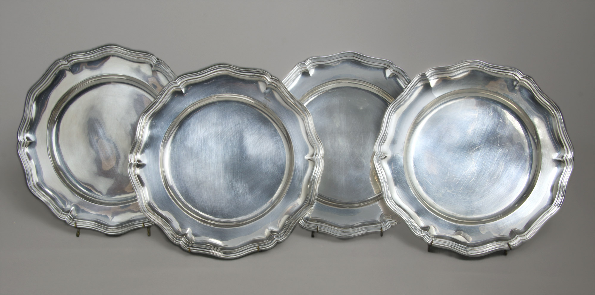 CUATRO PLATOS DE PLATA HOLANDESA SELLADA. CUATRO PLATOS DE PLATA HOLANDESA SELLADA.