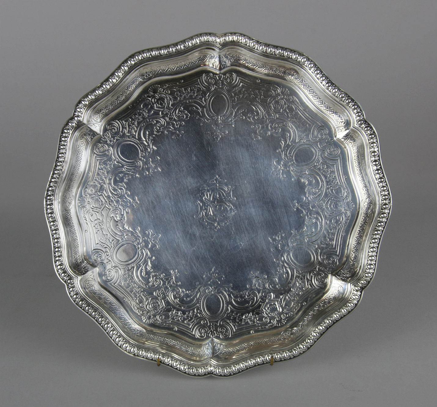  PEQUEÑA BANDEJA CIRCULAR INGLESA POR ROBERT GARRARD. 