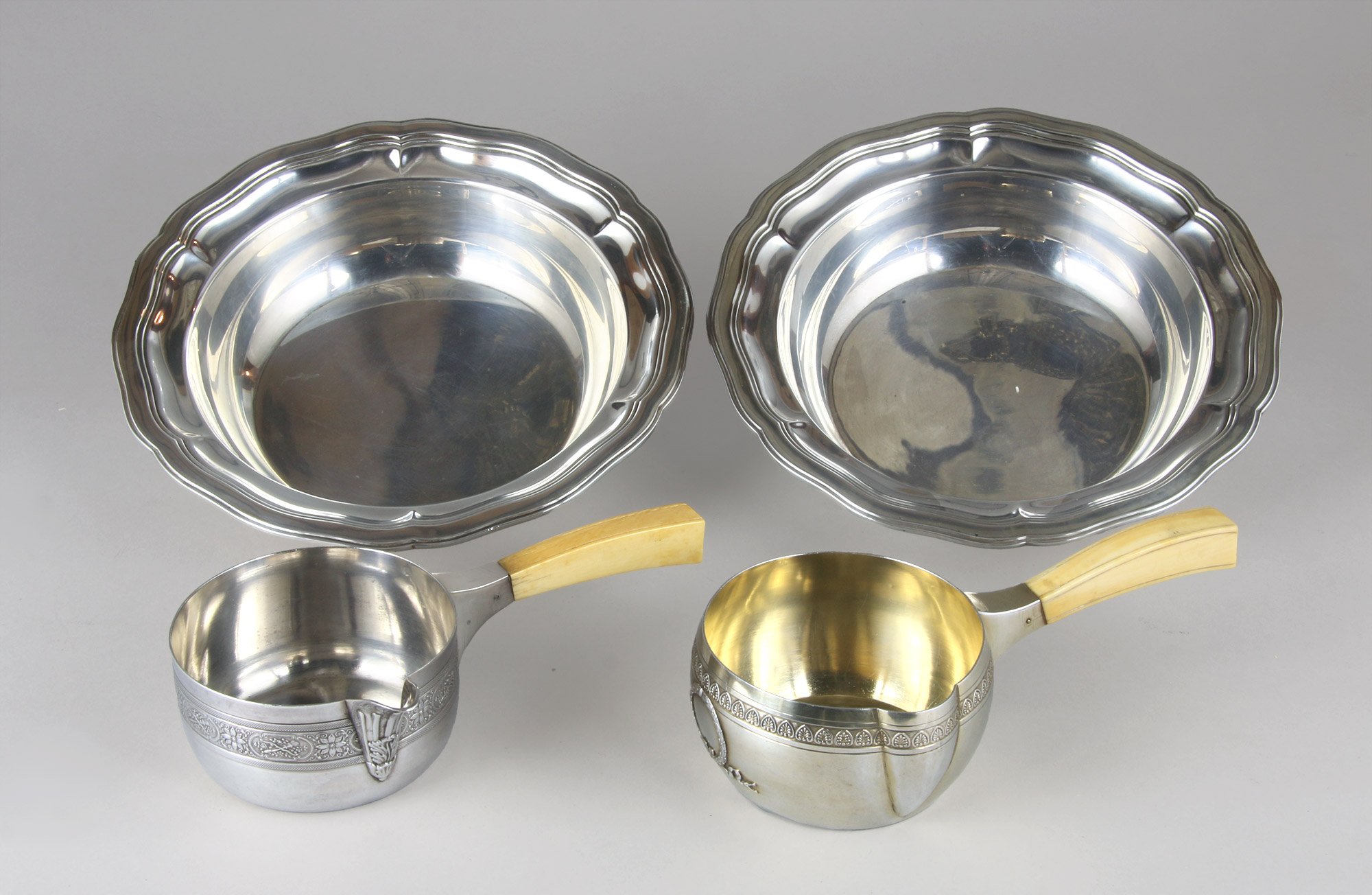 Lotes 610 y 611:
PAR DE PEQUEÑOS CENTROS HONDOS DE PLATA 950 SELLADA.
DOS PEQUEÑAS SALSERAS CIRCULARES DE PLATA FRANCESA SELLADA. Lotes 610 y 611:
PAR DE PEQUEÑOS CENTROS HONDOS DE PLATA 950 SELLADA.
DOS PEQUEÑAS SALSERAS CIRCULARES DE PLATA FRANCESA SELLADA.