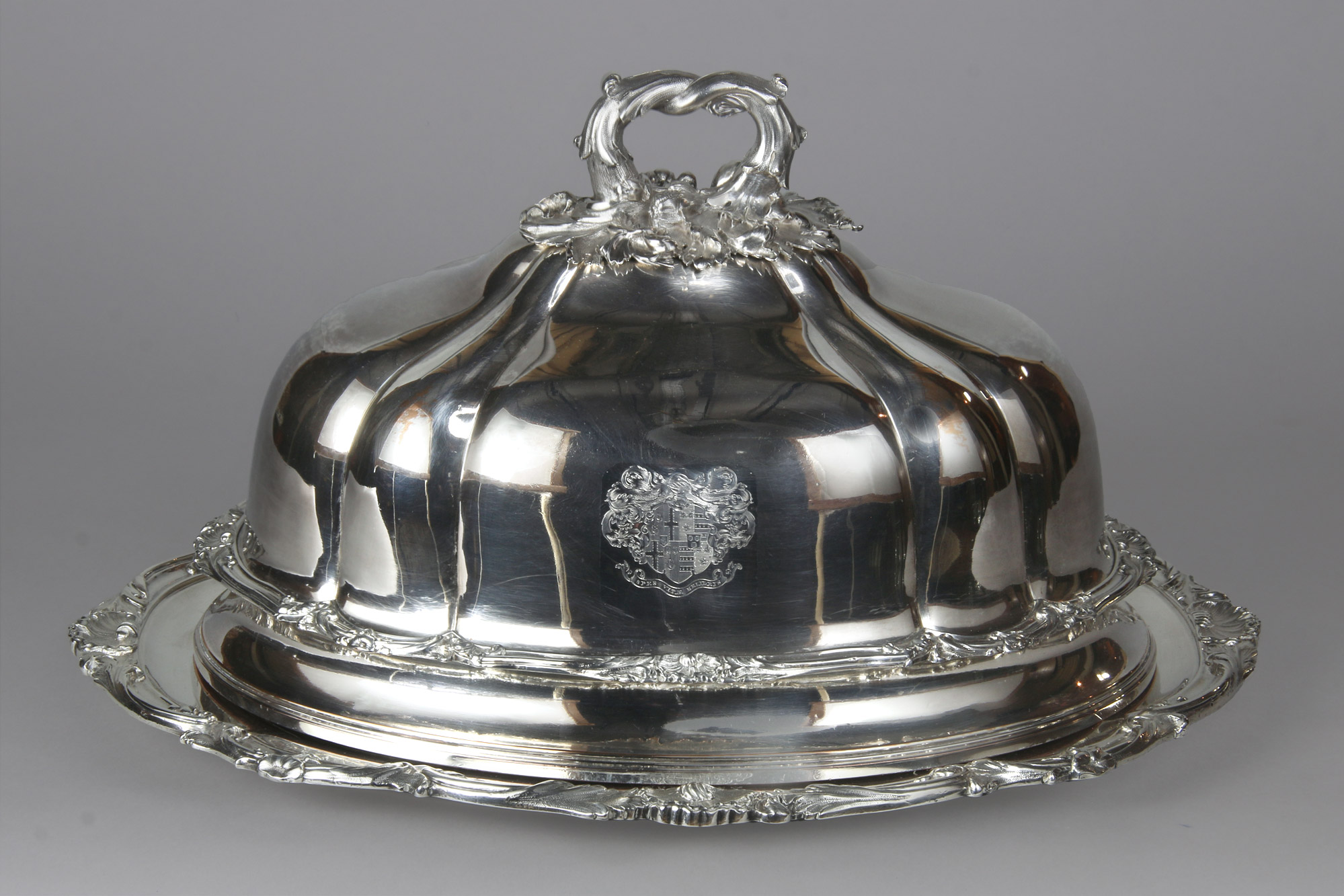 ANTIGUA TAPA CAMPANA OLD SHEFFIELD CON FUENTE DE APOYO. ANTIGUA TAPA CAMPANA OLD SHEFFIELD CON FUENTE DE APOYO.