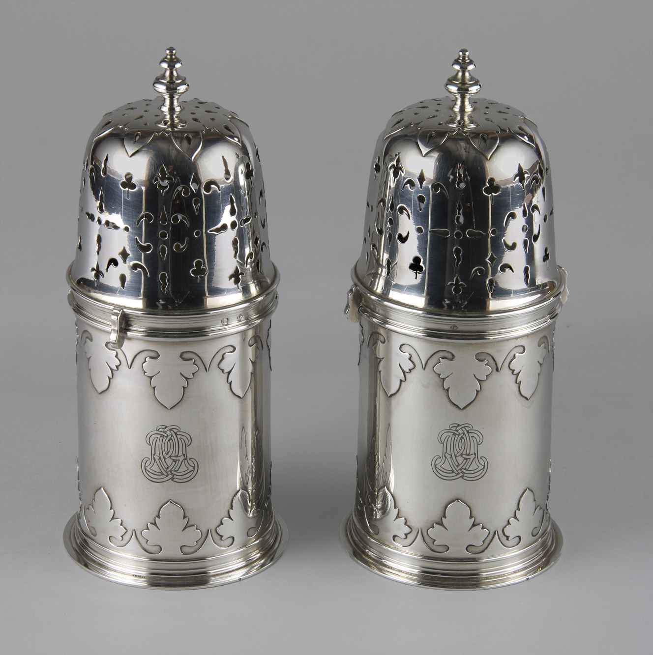 PAR DE CERNIDORES FRANCESES PUIFORCAT. PAR DE CERNIDORES FRANCESES PUIFORCAT.