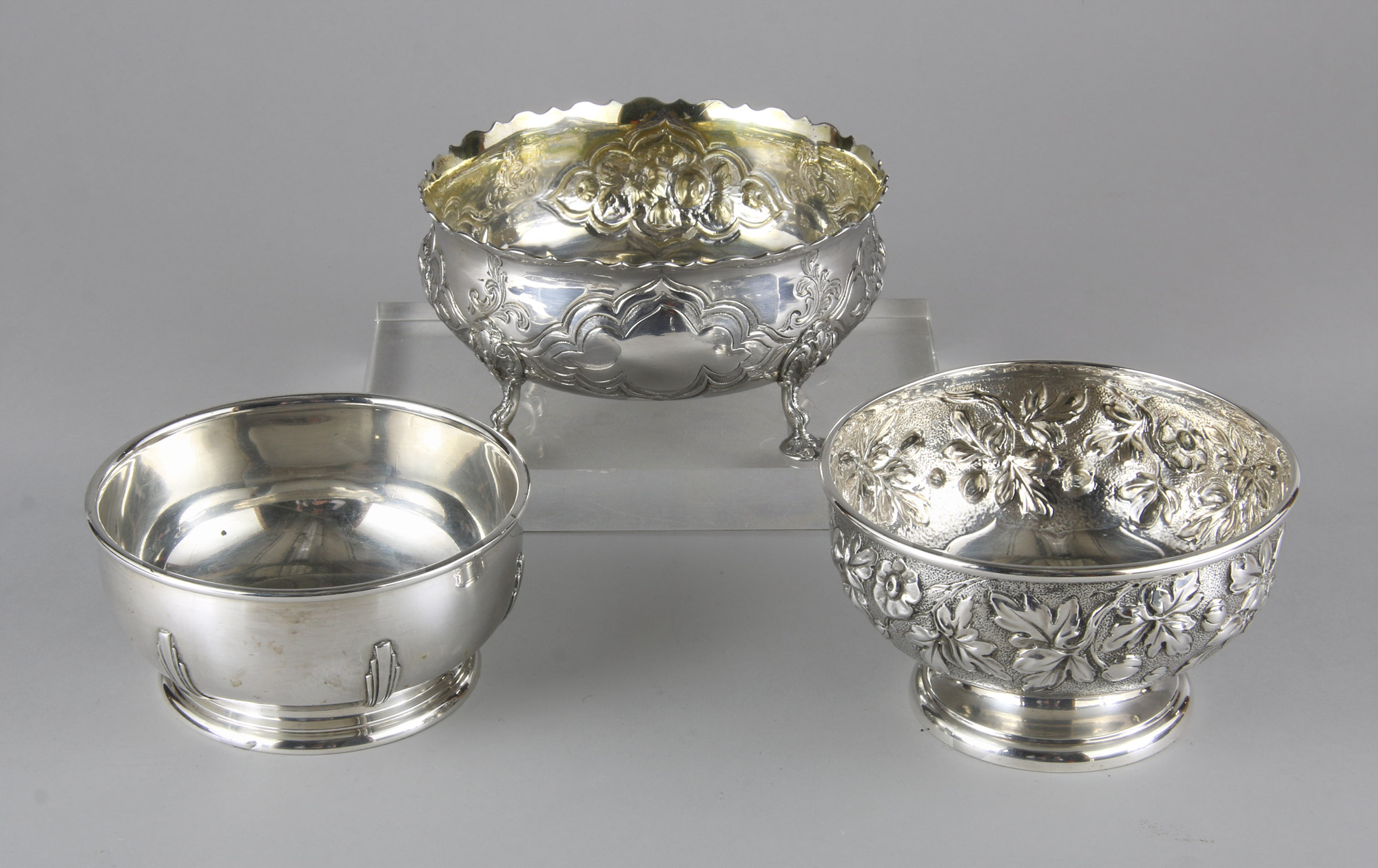 TRES CENTROS CIRCULARES DE PLATA INGLESA DIFERENTES. TRES CENTROS CIRCULARES DE PLATA INGLESA DIFERENTES.