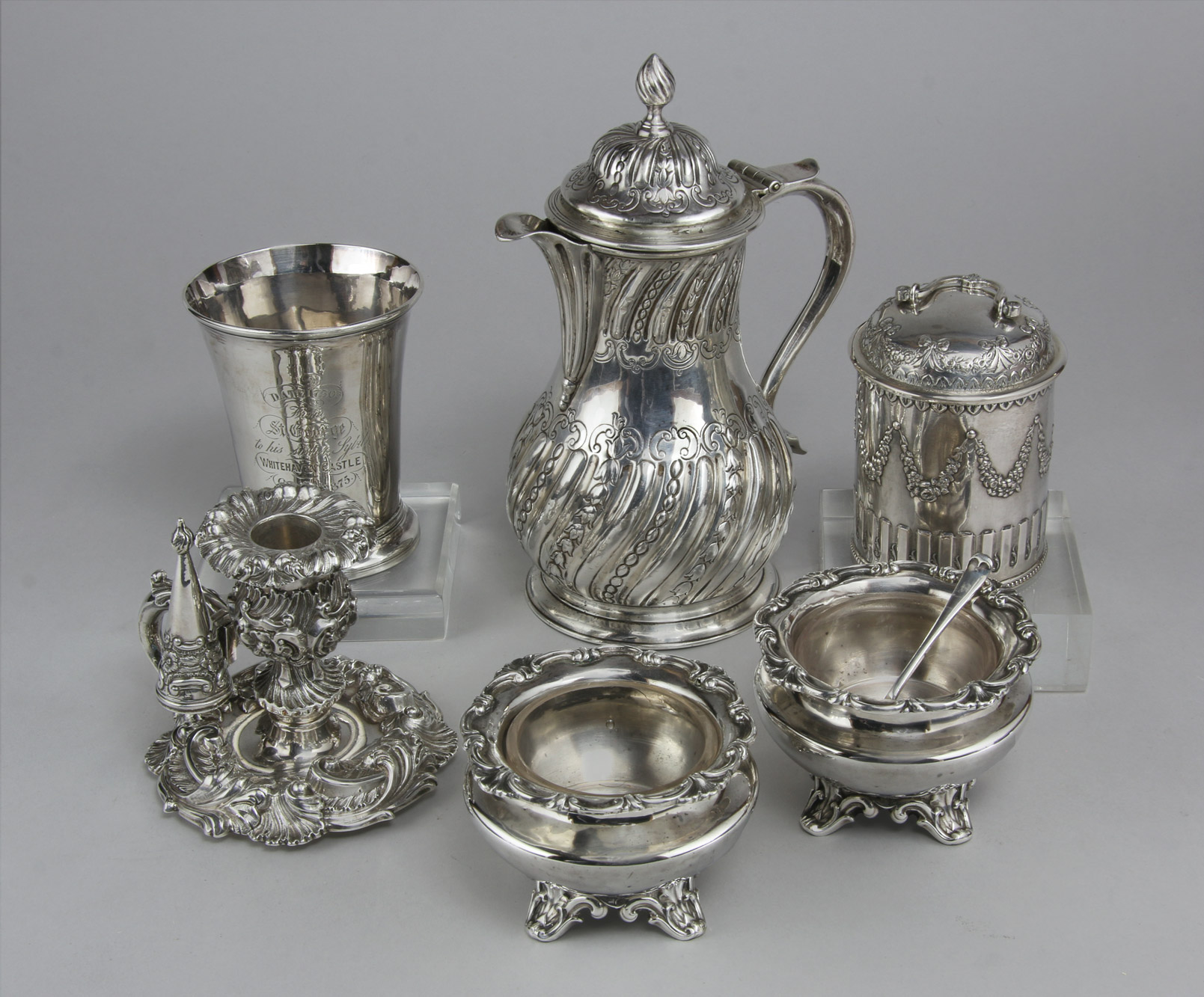 Lotes 626, 627, 628, 629 y 630: 
																		ANTIGUO VASO DE PLATA INGLESA SIGLO XVIII. 
																		ANTIGUA CAFETERA INGLESA JORGE III CON TAPA. 
																		ANTIGUO 'TEA-CADDY'  INGLES WILLIAM & MARY. 
																		PEQUEÑA PALMATORIA INGLESA JORGE IV. 
																		PAR DE ANTIGUOS SALEROS INGLESES VICTORIANOS. 