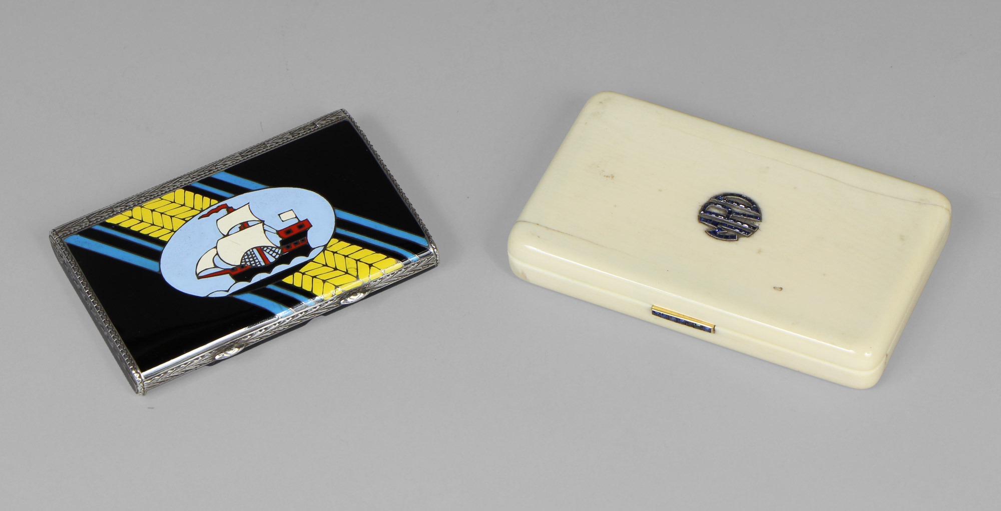 Lotes 637 y 636:
CURIOSA VANITY DE PLATA STERLING SELLADA Y ESMALTE.
PEQUEÑA VANITY FRANCESA DE ORO Y MARFIL. Lotes 637 y 636:
CURIOSA VANITY DE PLATA STERLING SELLADA Y ESMALTE.
PEQUEÑA VANITY FRANCESA DE ORO Y MARFIL.