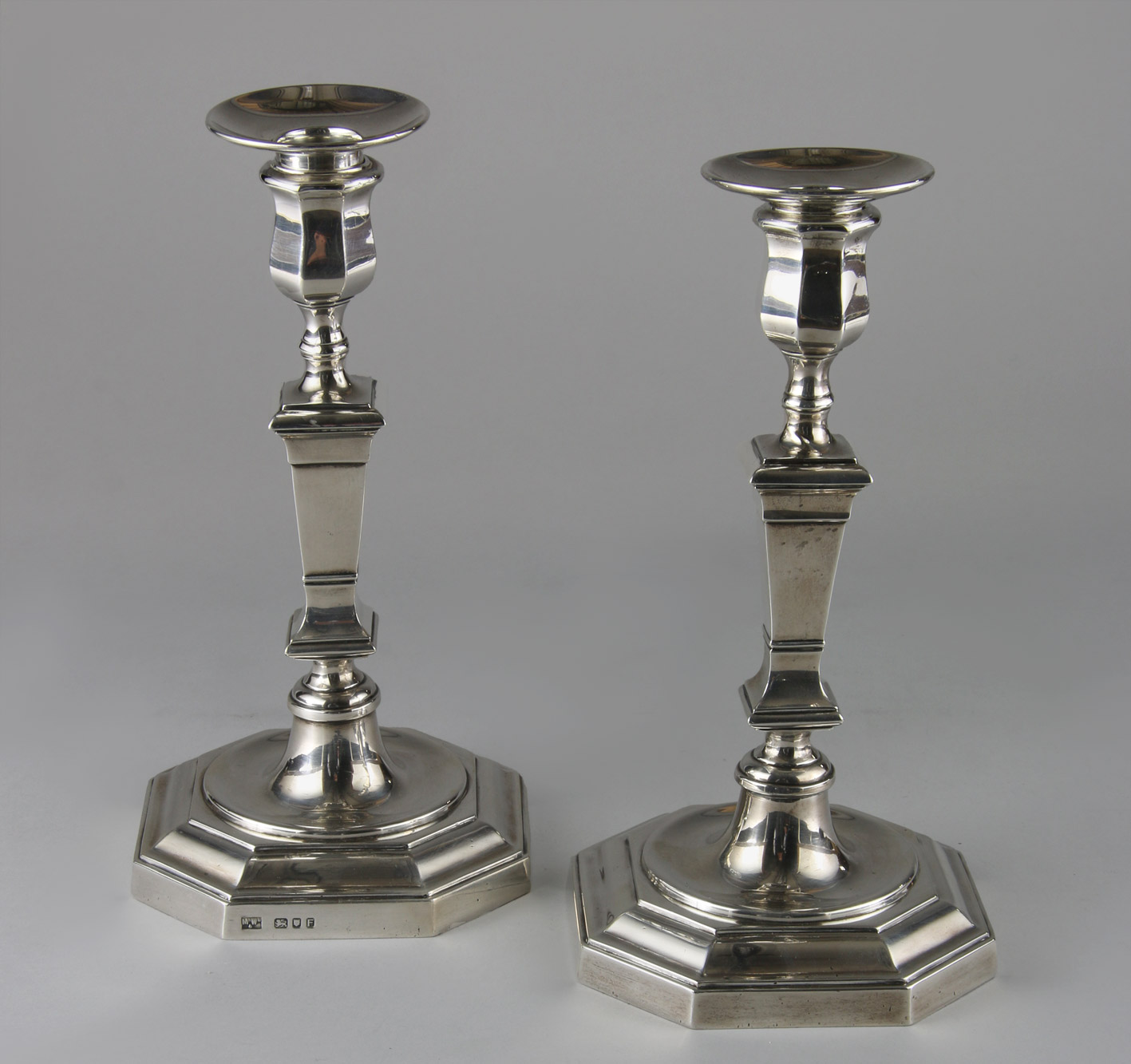 PAR DE CANDELEROS DE PLATA INGLESA SELLADA. PAR DE CANDELEROS DE PLATA INGLESA SELLADA.