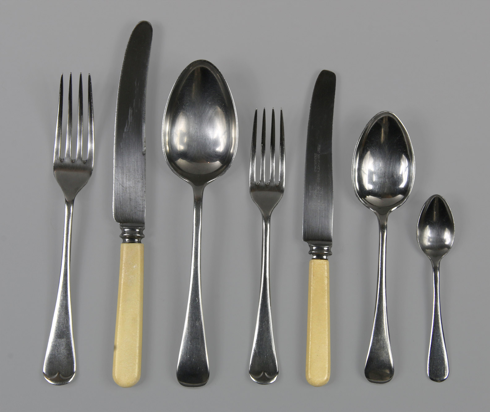  CONJUNTO DE CUBIERTOS DE METAL INGLES PLATEADO. 