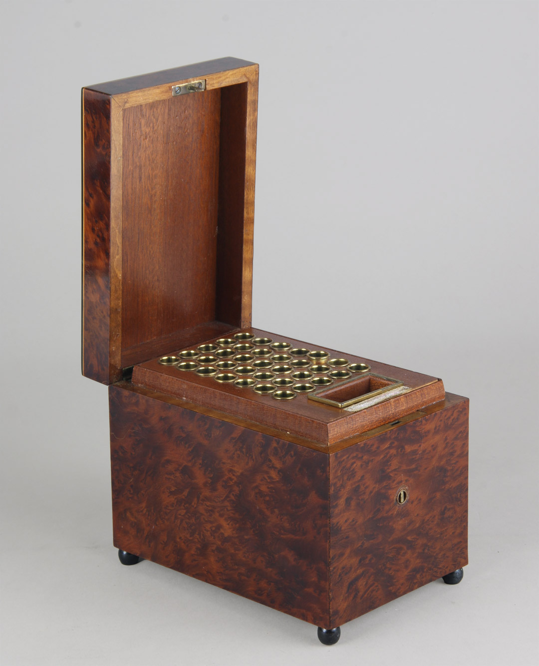  CURIOSA CIGARRERA EN MADERA DE THUYA CON MECANISMO MUSICAL. 