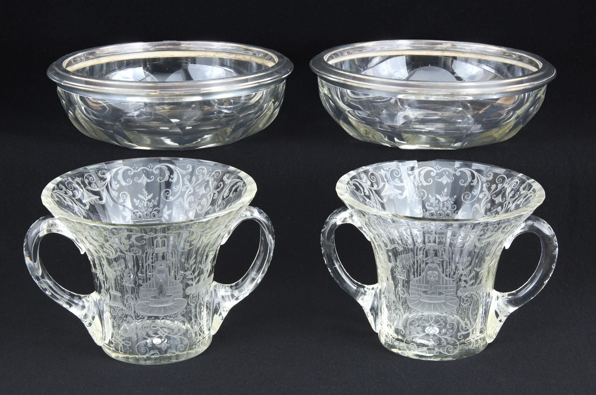 Lotes 654 y 653:
PAR DE ENSALADERAS FRANCESAS FACETADAS.
PAR DE FINOS CENTROS DE VIDRIO VENECIANO CON ASAS. Lotes 654 y 653:
PAR DE ENSALADERAS FRANCESAS FACETADAS.
PAR DE FINOS CENTROS DE VIDRIO VENECIANO CON ASAS.