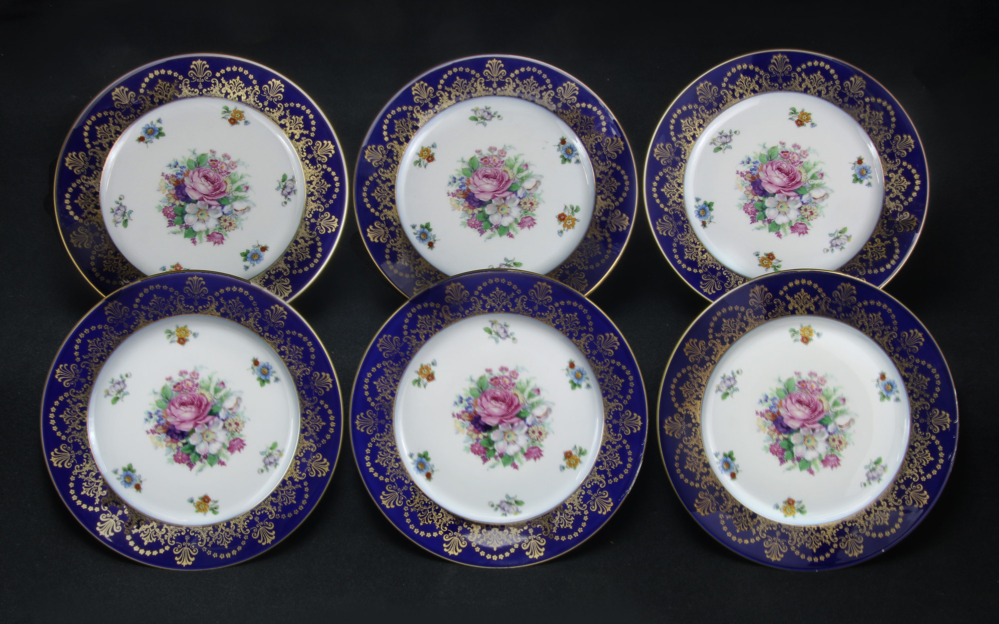  DIECISIETE PLATOS DE PORCELANA ALEMANA ROSENTHAL. 