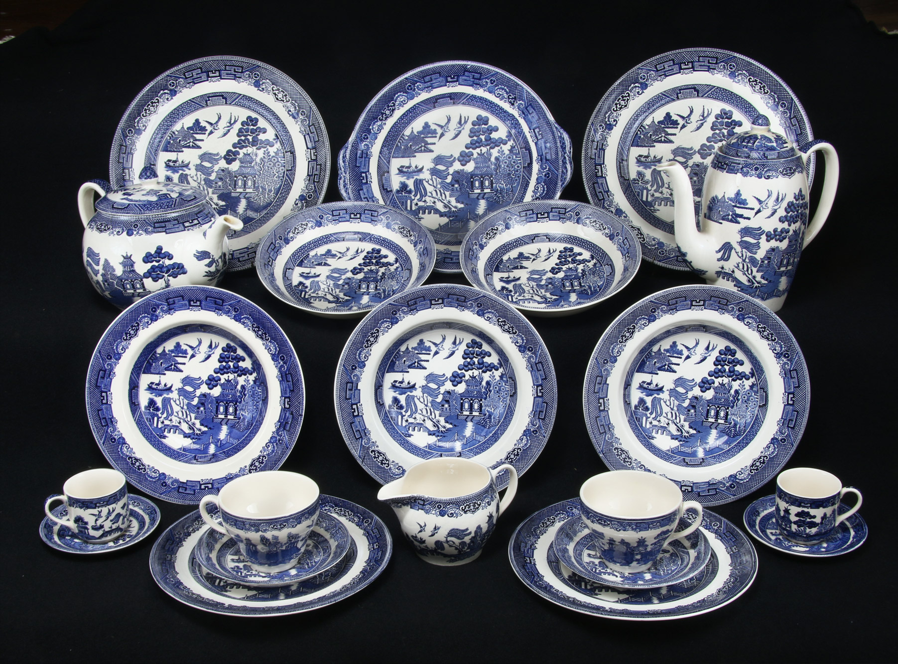  CONJUNTO DE LOZA INGLESA JOHNSON BROS PARA MESA. 