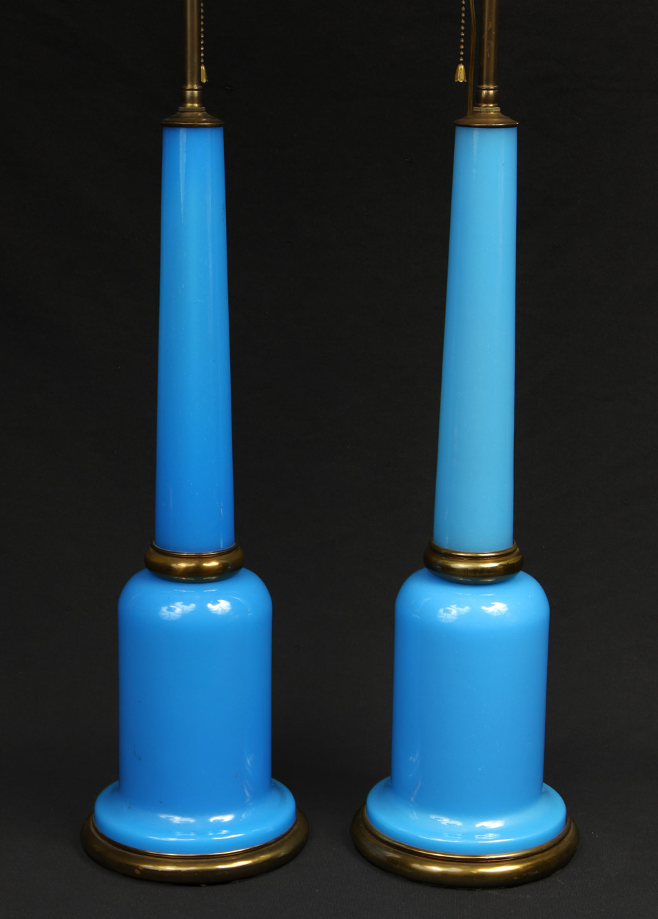  PAR DE GRANDES LAMPARAS DE OPALINA CELESTE. 