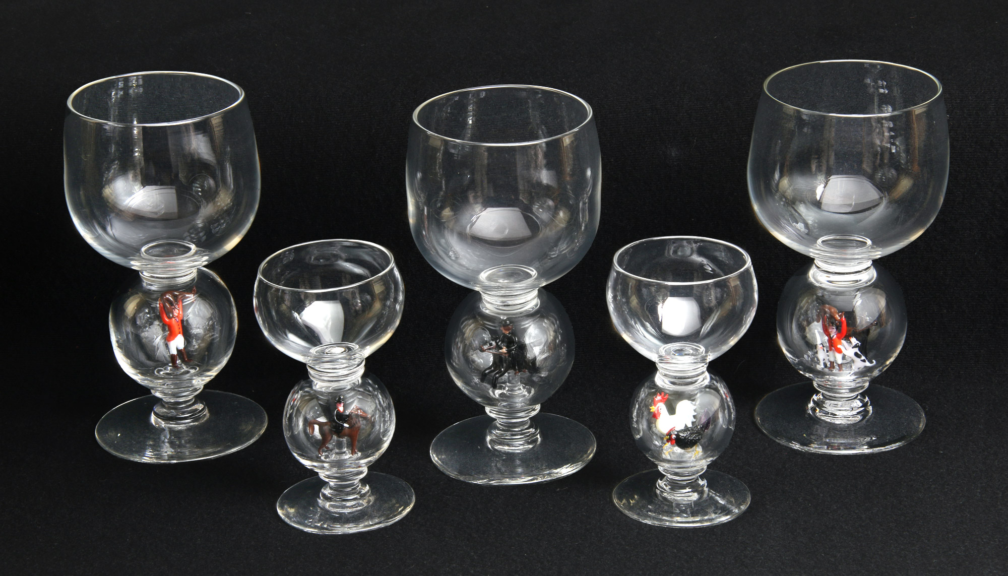 CURIOSO CONJUNTO DE COPAS INGLESAS CON MOTIVOS DE CACERIA. CURIOSO CONJUNTO DE COPAS INGLESAS CON MOTIVOS DE CACERIA.