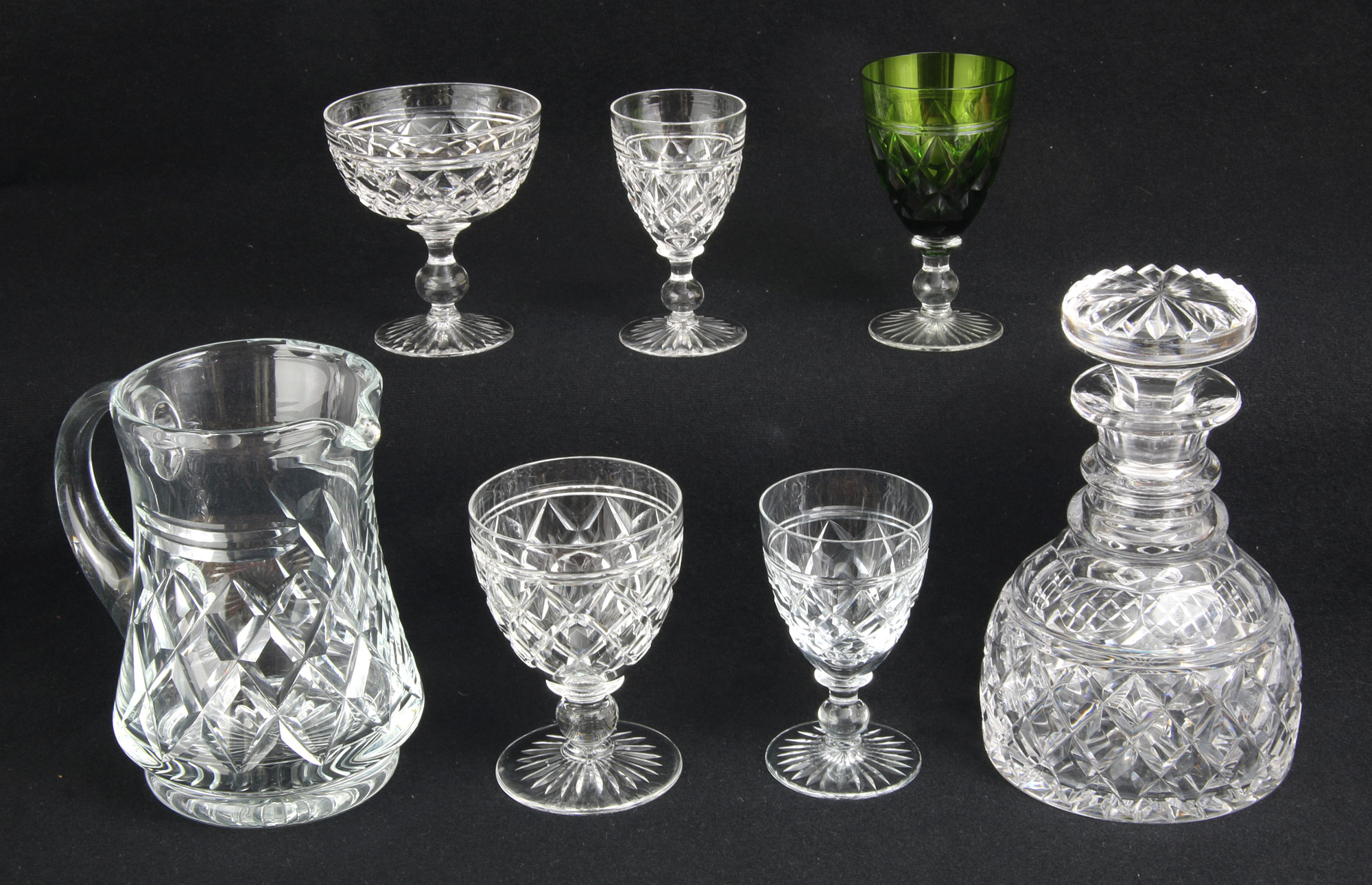 CONJUNTO DE COPAS TALLADAS CON PIE BAJO. CONJUNTO DE COPAS TALLADAS CON PIE BAJO.