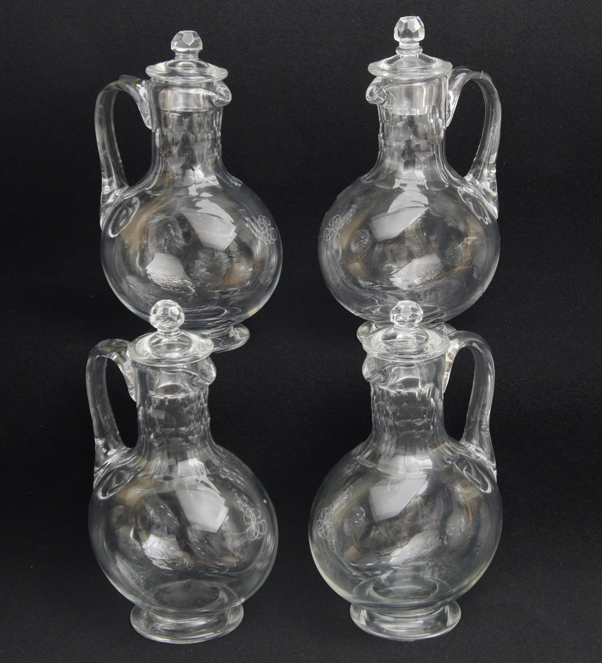  CUATRO GARRAFAS DE FINO CRISTAL LISO PARA VINO CON TAPON.