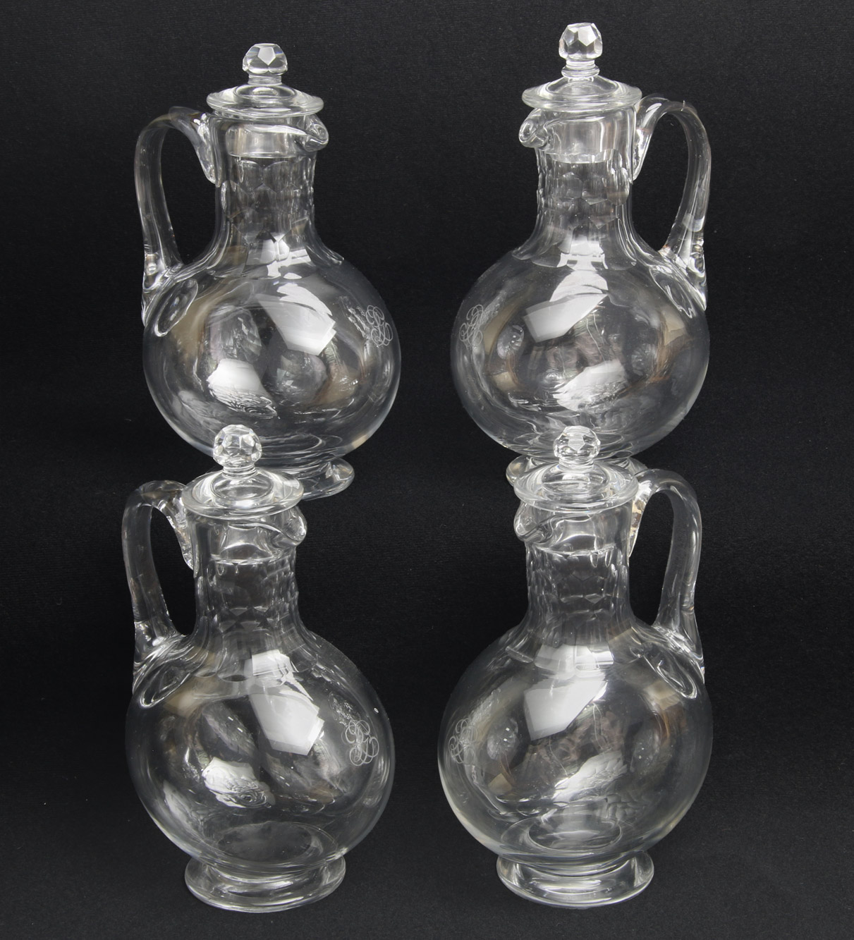 CUATRO GARRAFAS DE FINO CRISTAL LISO PARA VINO CON TAPON. CUATRO GARRAFAS DE FINO CRISTAL LISO PARA VINO CON TAPON.