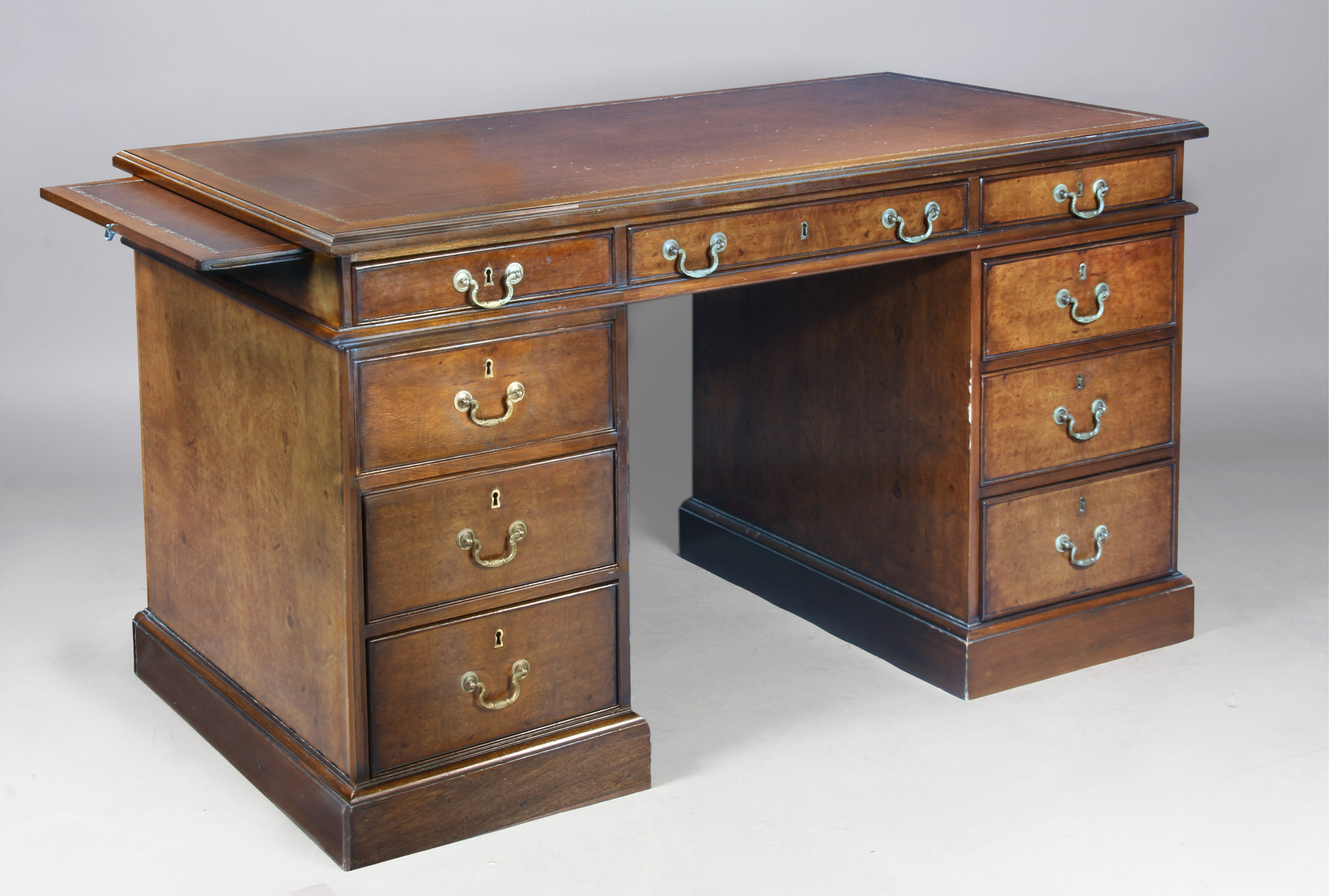 ESCRITORIO ESTILO INGLES CON PEDESTALES DESMONTABLES. ESCRITORIO ESTILO INGLES CON PEDESTALES DESMONTABLES.