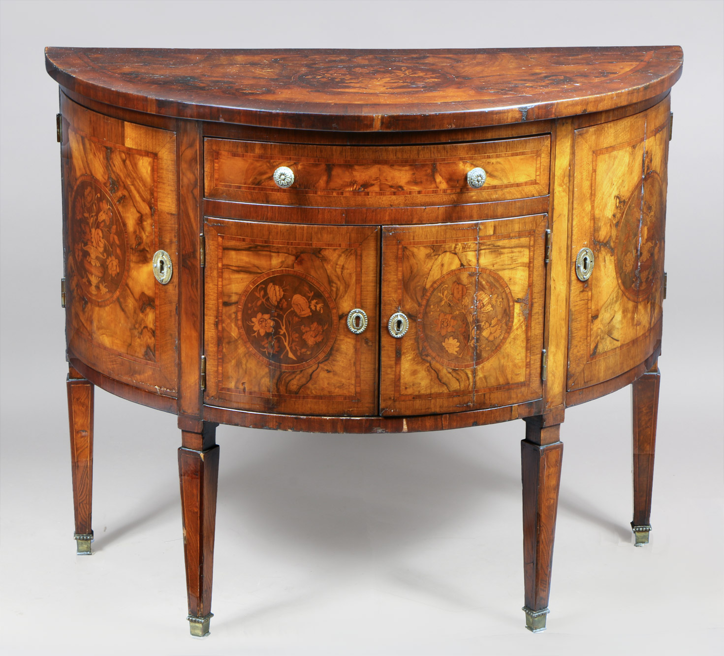 ANTIGUA COMODA ALEMANA DE FORMA DEMI-LUNE. ANTIGUA COMODA ALEMANA DE FORMA DEMI-LUNE.