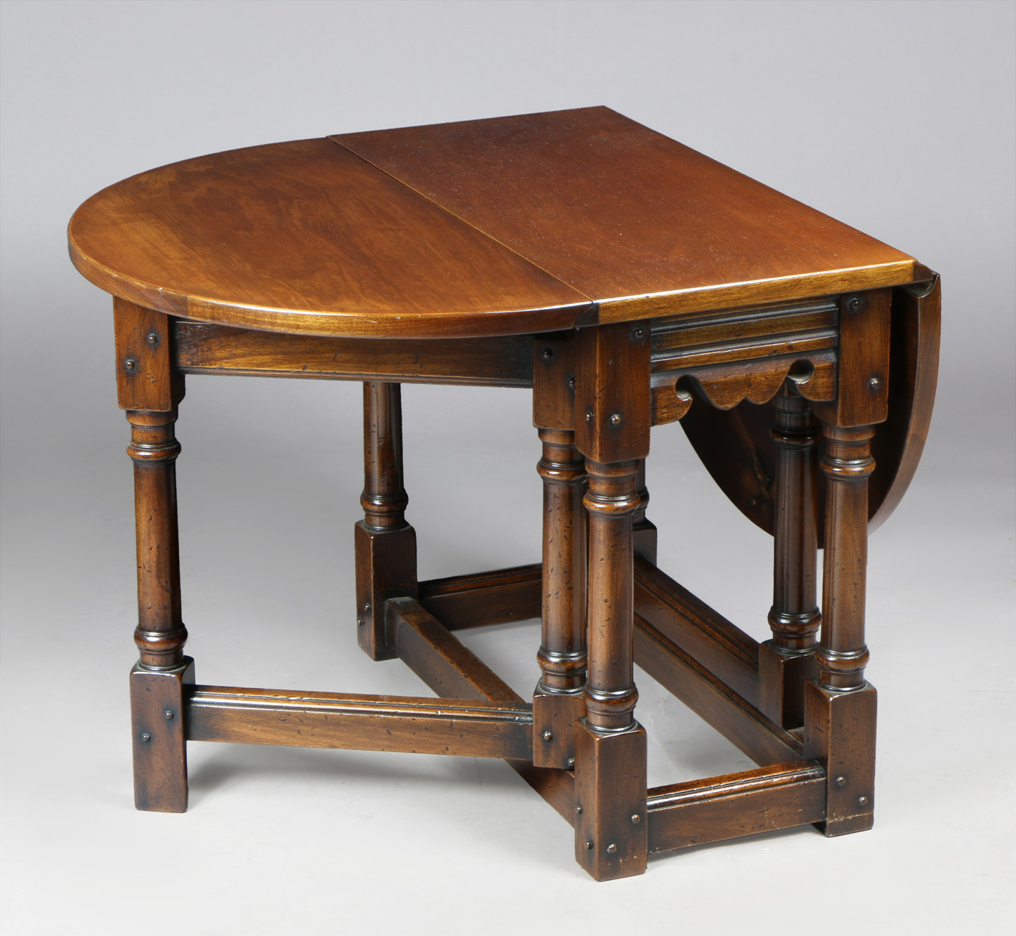 PEQUEÑA MESA 'GATE-LEG' DE ESTILO INGLES. PEQUEÑA MESA 'GATE-LEG' DE ESTILO INGLES.