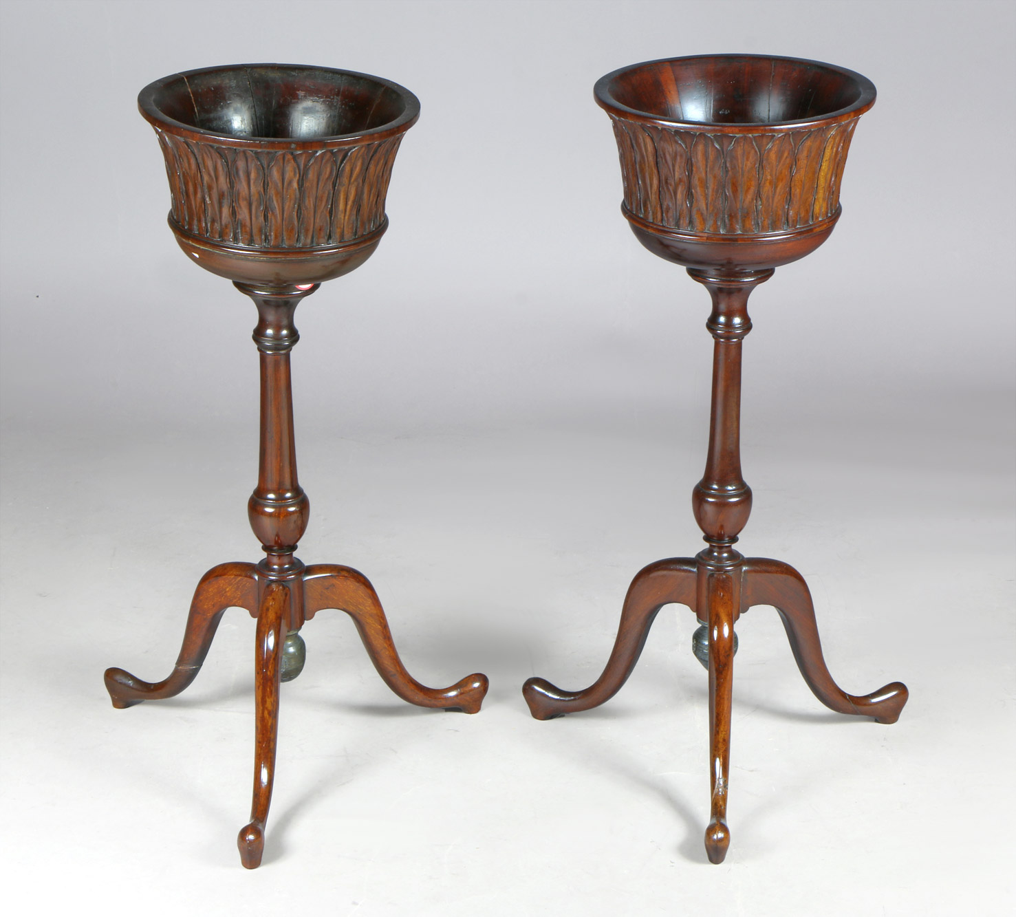  PAR DE PORTAMACETAS INGLESES CON PIE DE TRIPODE. 