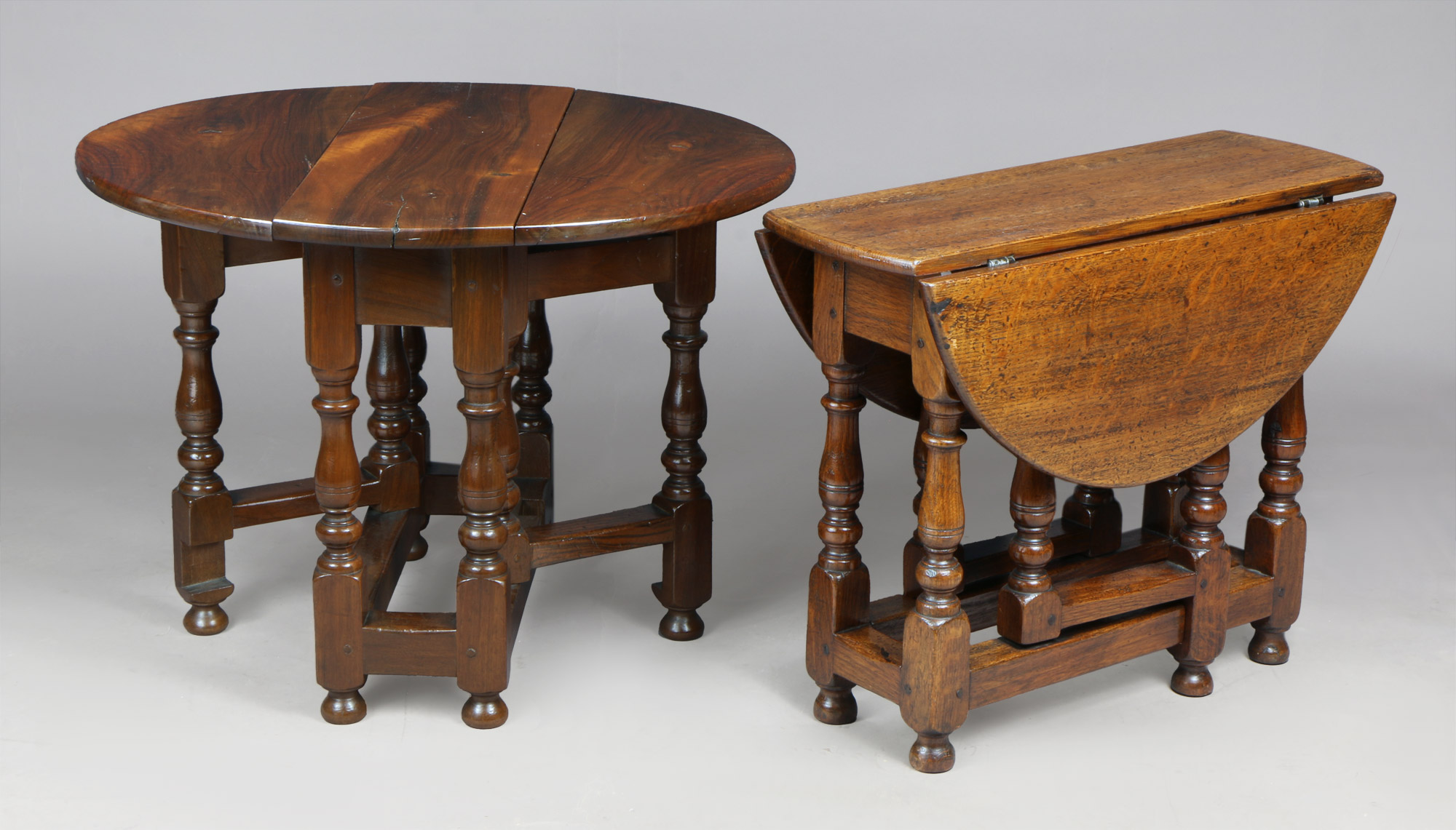  DOS PEQUEÑAS MESAS'GATE-LEG' DE ESTILO INGLES.