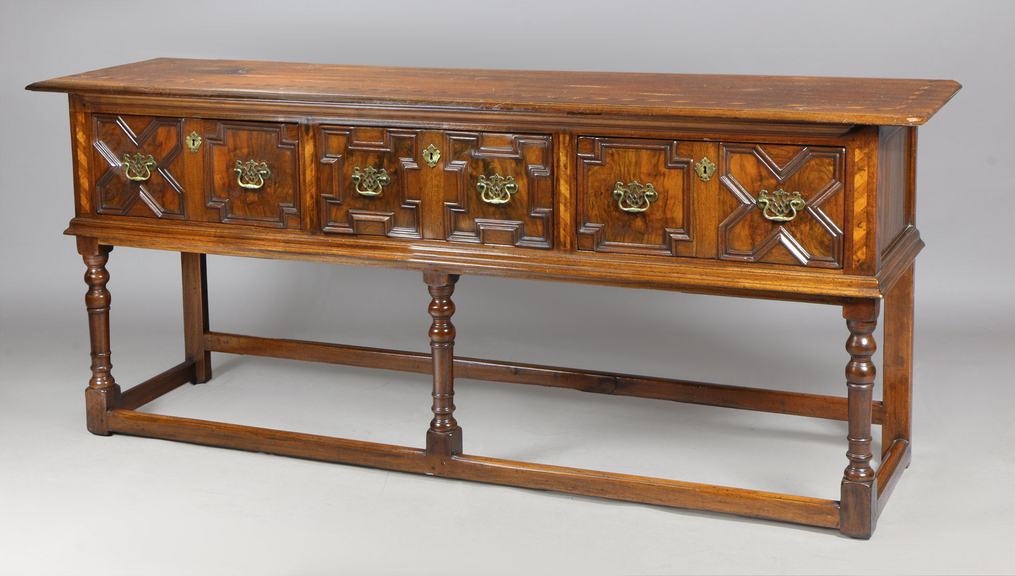 DRESSER DE ESTILO INGLES JACOBINO. DRESSER DE ESTILO INGLES JACOBINO.