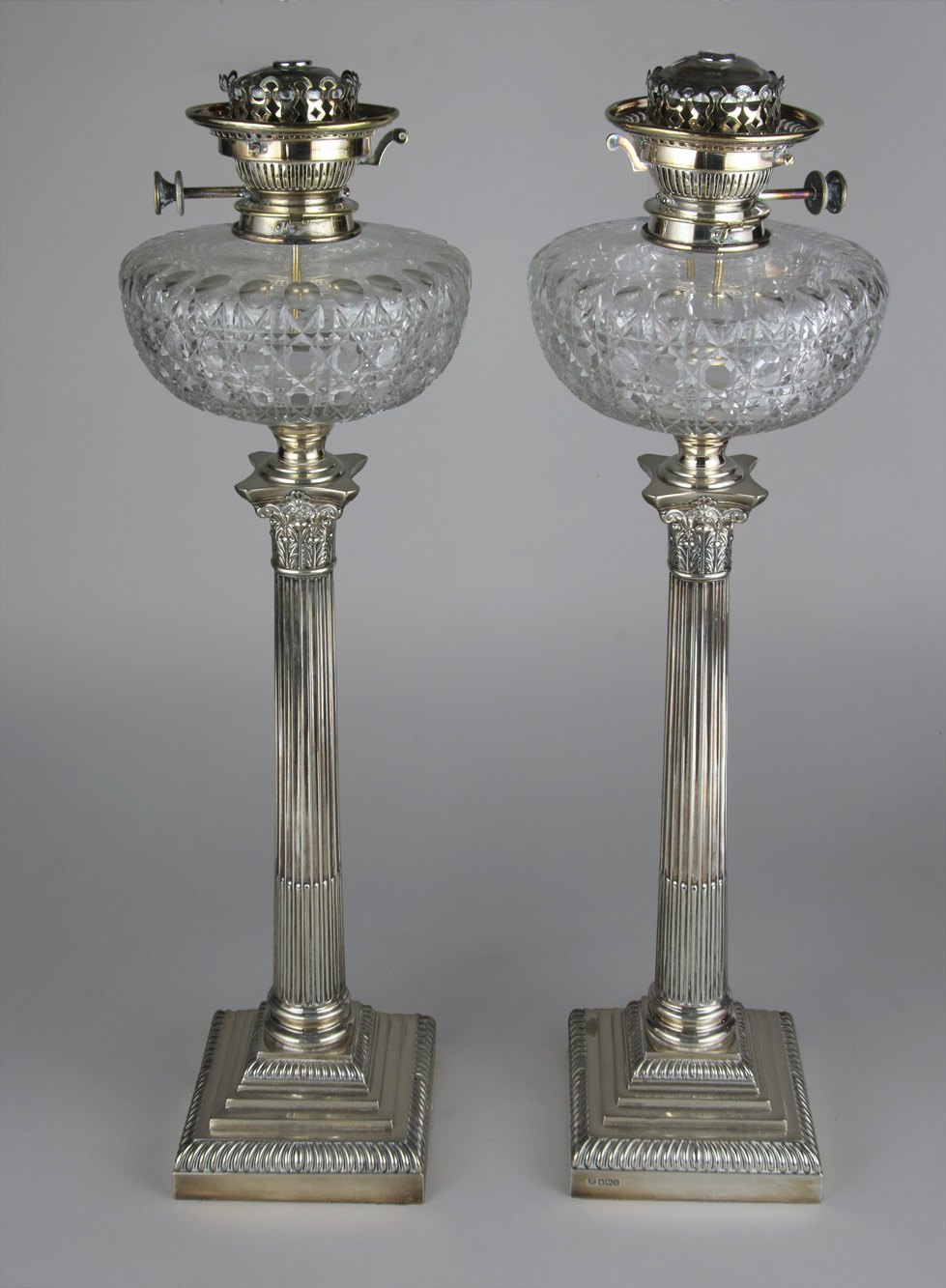 PAR DE ANTIGUAS LAMPARAS INGLESAS EN FORMA DE COLUMNA. PAR DE ANTIGUAS LAMPARAS INGLESAS EN FORMA DE COLUMNA.