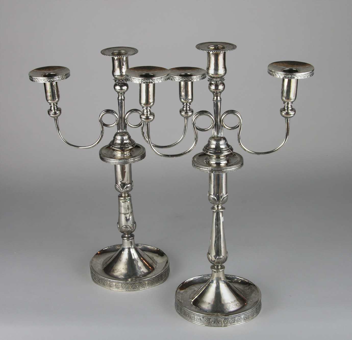 PAR DE ANTIGUOS CANDELABROS COLONIALES SIGLO XIX. PAR DE ANTIGUOS CANDELABROS COLONIALES SIGLO XIX.