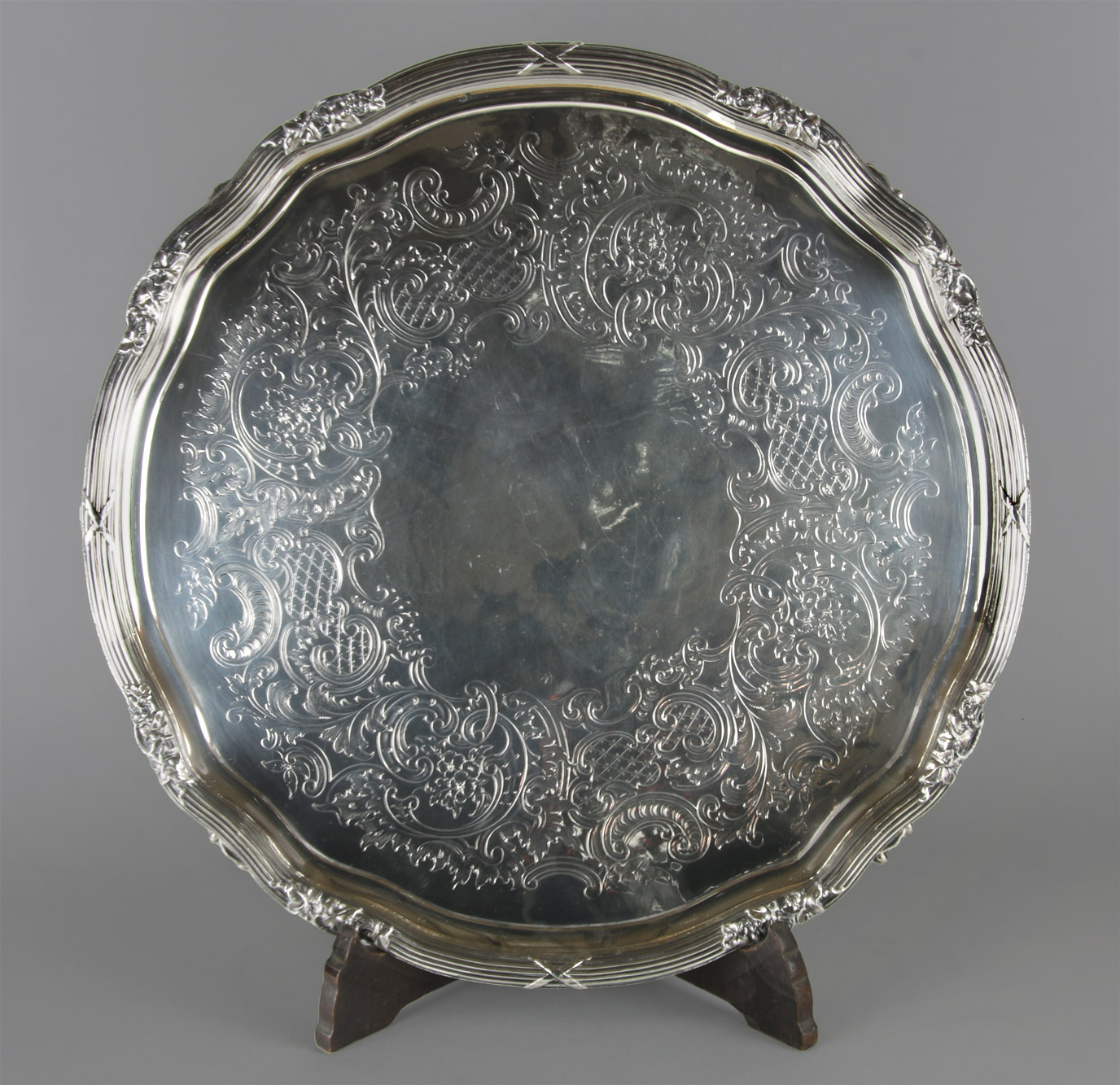  GRAN BANDEJA CIRCULAR DE PLATA INGLESA SELLADA. 