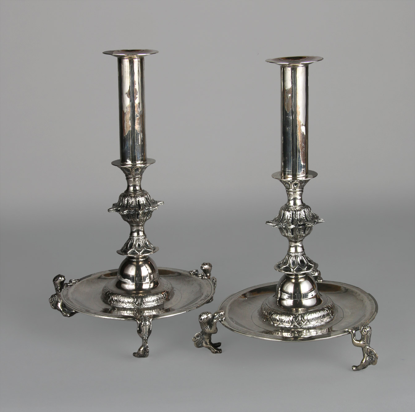 PAR DE CANDELEROS COLONIALES DE PLATA BAJA. PAR DE CANDELEROS COLONIALES DE PLATA BAJA.