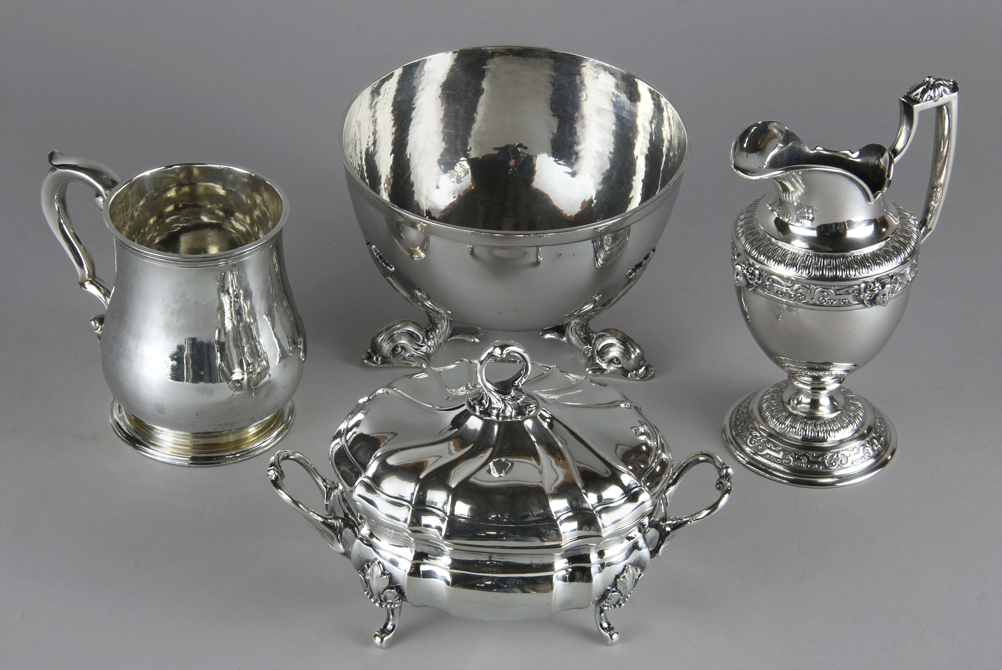 Lotes 674, 675, 676 y 677:
PEQUEÑO JARRO DE PLATA INGLESA SELLADA.
ANTIGUO CENTRO HONDO DE PLATA EUROPEA SELLADA.
PEQUEÑA JARRA DE PLATA ALEMANA 800 SELLADA.
PEQUEÑA REPLICA DE SOPERA DE PLATA EUROPEA SELLADA. Lotes 674, 675, 676 y 677:
PEQUEÑO JARRO DE PLATA INGLESA SELLADA.
ANTIGUO CENTRO HONDO DE PLATA EUROPEA SELLADA.
PEQUEÑA JARRA DE PLATA ALEMANA 800 SELLADA.
PEQUEÑA REPLICA DE SOPERA DE PLATA EUROPEA SELLADA.