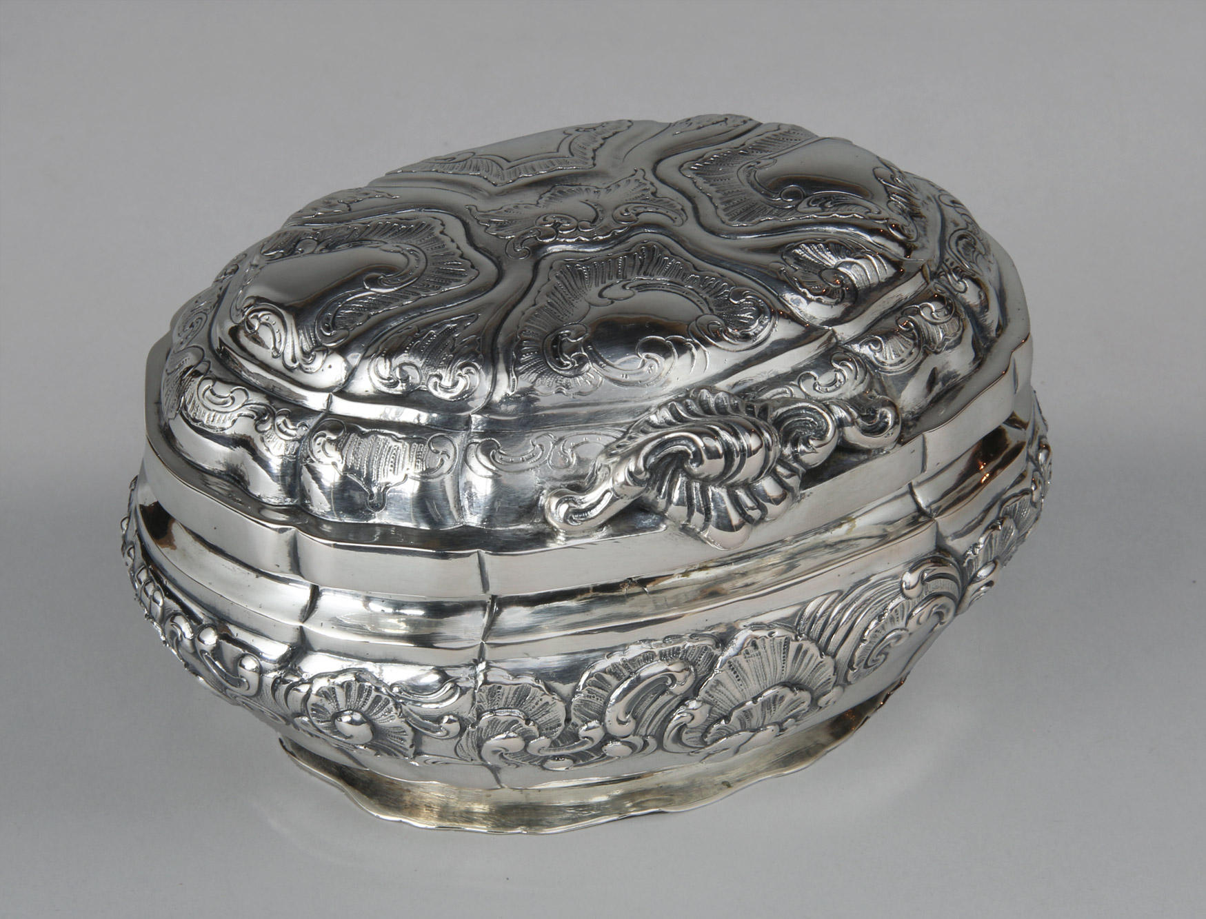  ANTIGUA CAJA FRANCESA DEL SIGLO XVIII CON TAPA. 