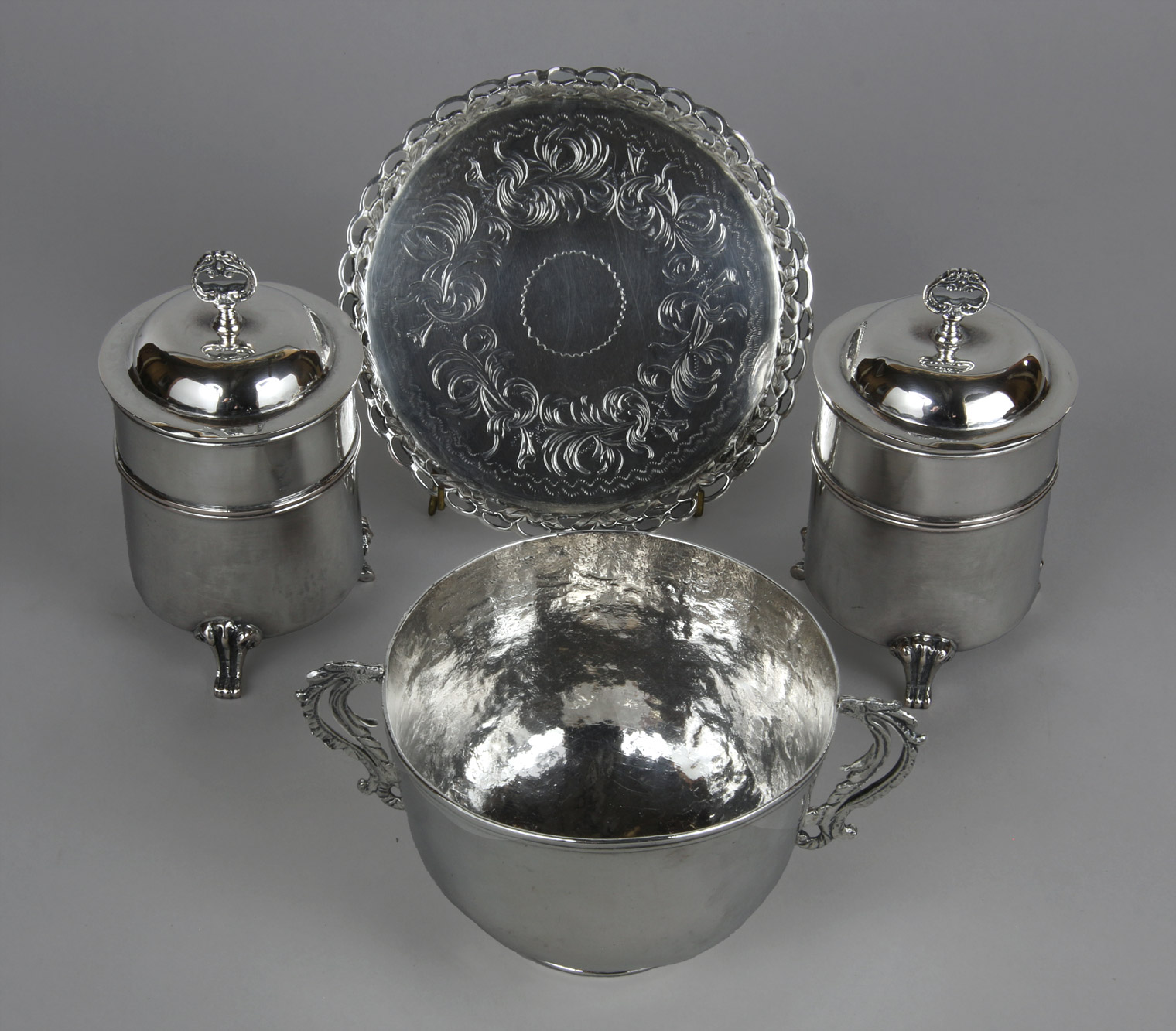 Lotes 671, 672 y 673:
PAR DE ANTIGUOS 'TEA-CADDY' DE PLATA BAJA CON TAPA.
POSABOTELLA DE PLATA EUROPEA SELLADA.
ANTIGUO TAZON COLONIAL DE PLATA BAJA SIGLO XIX. Lotes 671, 672 y 673:
PAR DE ANTIGUOS 'TEA-CADDY' DE PLATA BAJA CON TAPA.
POSABOTELLA DE PLATA EUROPEA SELLADA.
ANTIGUO TAZON COLONIAL DE PLATA BAJA SIGLO XIX.