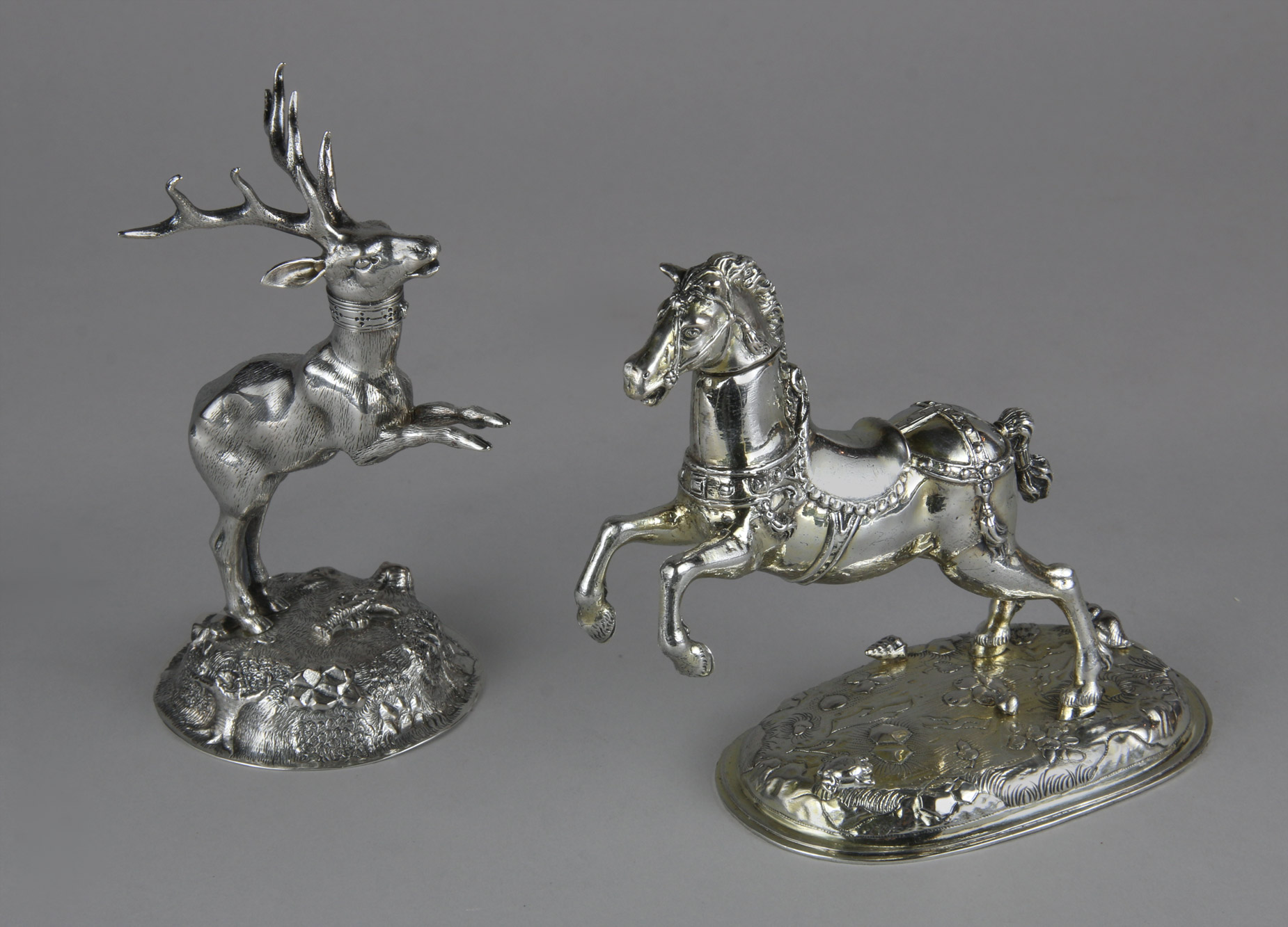 Lotes 700 y 701:
FIGURA 'CIERVO' DE ANTIGUA PLATA FRANCESA SELLADA.
FIGURA 'CABALLO' DE ANTIGUA PLATA EUROPEA SELLADA. Lotes 700 y 701:
FIGURA 'CIERVO' DE ANTIGUA PLATA FRANCESA SELLADA.
FIGURA 'CABALLO' DE ANTIGUA PLATA EUROPEA SELLADA.