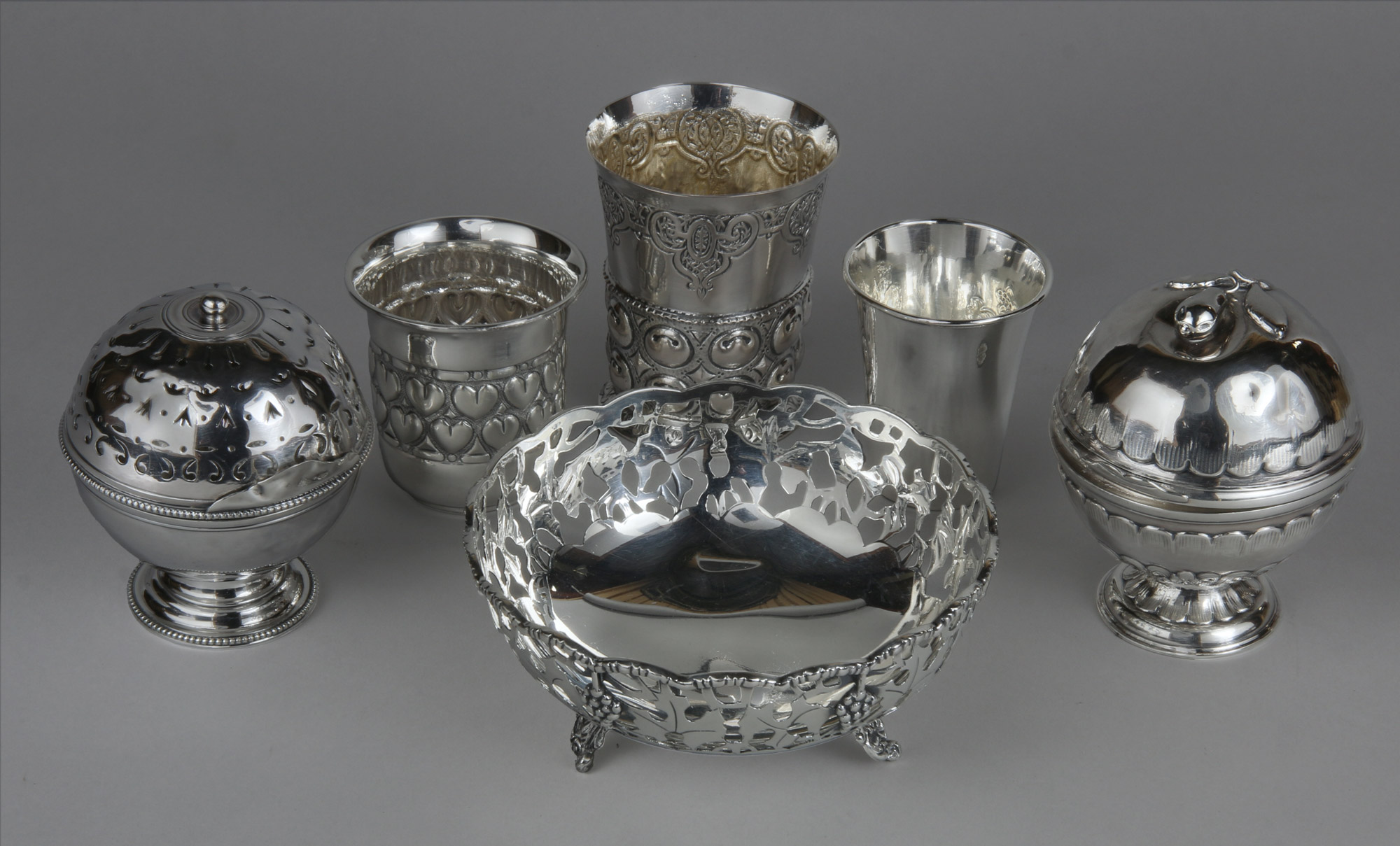 Lotes 679, 680, 681 y 682: 
																		PEQUEÑO SAHUMADOR ESPAÑOL DEL SIGLO XVIII. 
																		TRES PEQUEÑOS VASOS DIFERENTES DE PLATA SELLADA. 
																		PEQUEÑO CENTRO HONDO CALADO DE PLATA NACIONAL 925 SELLADA. 
																		PEQUEÑA CAJA ESFERICA ESPAÑOLA DEL SIGLO XVIII. 