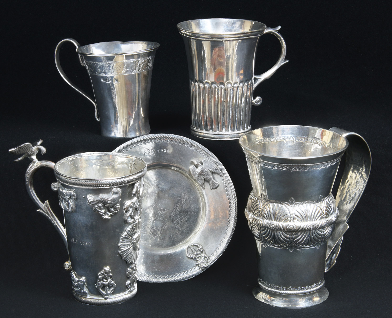 Lotes 684, 685, 687 y 554: 
																		ANTIGUO JARRO COLONIAL DE PLATA BAJA SIGLO XIX. 
																		GRAN JARRO COLONIAL DE PLATA BAJA SIGLO XIX. 
																		ANTIGUO JARRO COLONIAL CON SALVILLA. FINES DEL SIGLO XVIII.
																		GRAN JARRO COLONIAL DEL SIGLO XIX. 