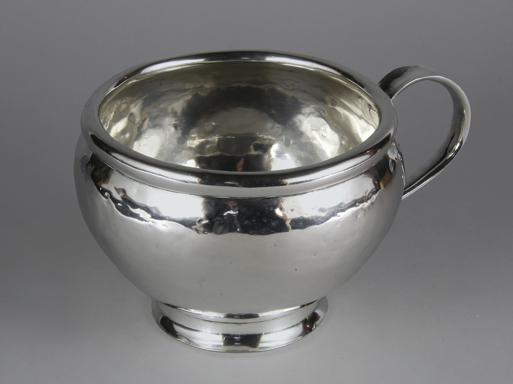 ANTIGUA BACINILLA COLONIAL DE PLATA BAJA MARTILLADA. ANTIGUA BACINILLA COLONIAL DE PLATA BAJA MARTILLADA.