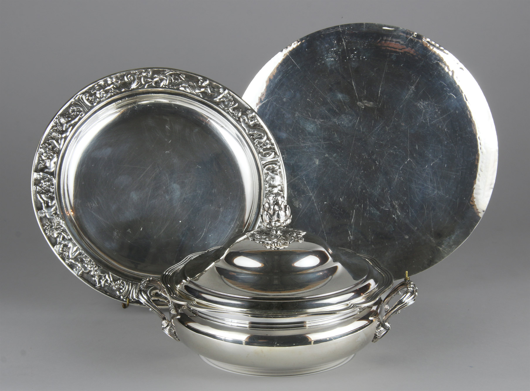 Lotes 690, 691 y 692:
PLATO CIRCULAR DE PLATA NACIONAL 925 SELLADA.
PEQUEÑA BANDEJA CIRCULAR DE PLATA 925 SELLADA.
GUISERA DE PLATA FRANCESA SELLADA CON TAPA. Lotes 690, 691 y 692:
PLATO CIRCULAR DE PLATA NACIONAL 925 SELLADA.
PEQUEÑA BANDEJA CIRCULAR DE PLATA 925 SELLADA.
GUISERA DE PLATA FRANCESA SELLADA CON TAPA.